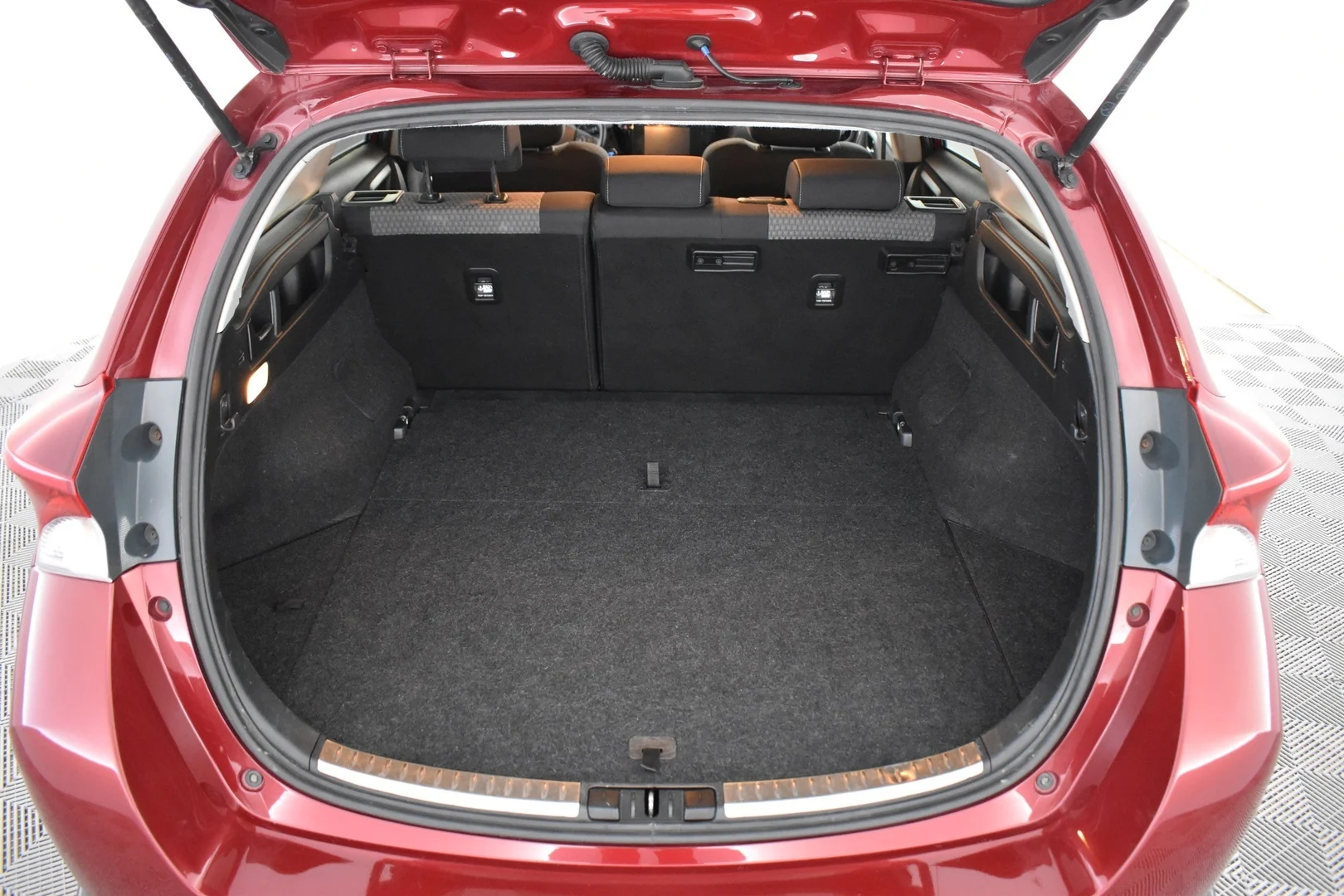 Car Image - uRWHBgPjjTm2N3t4taEvU