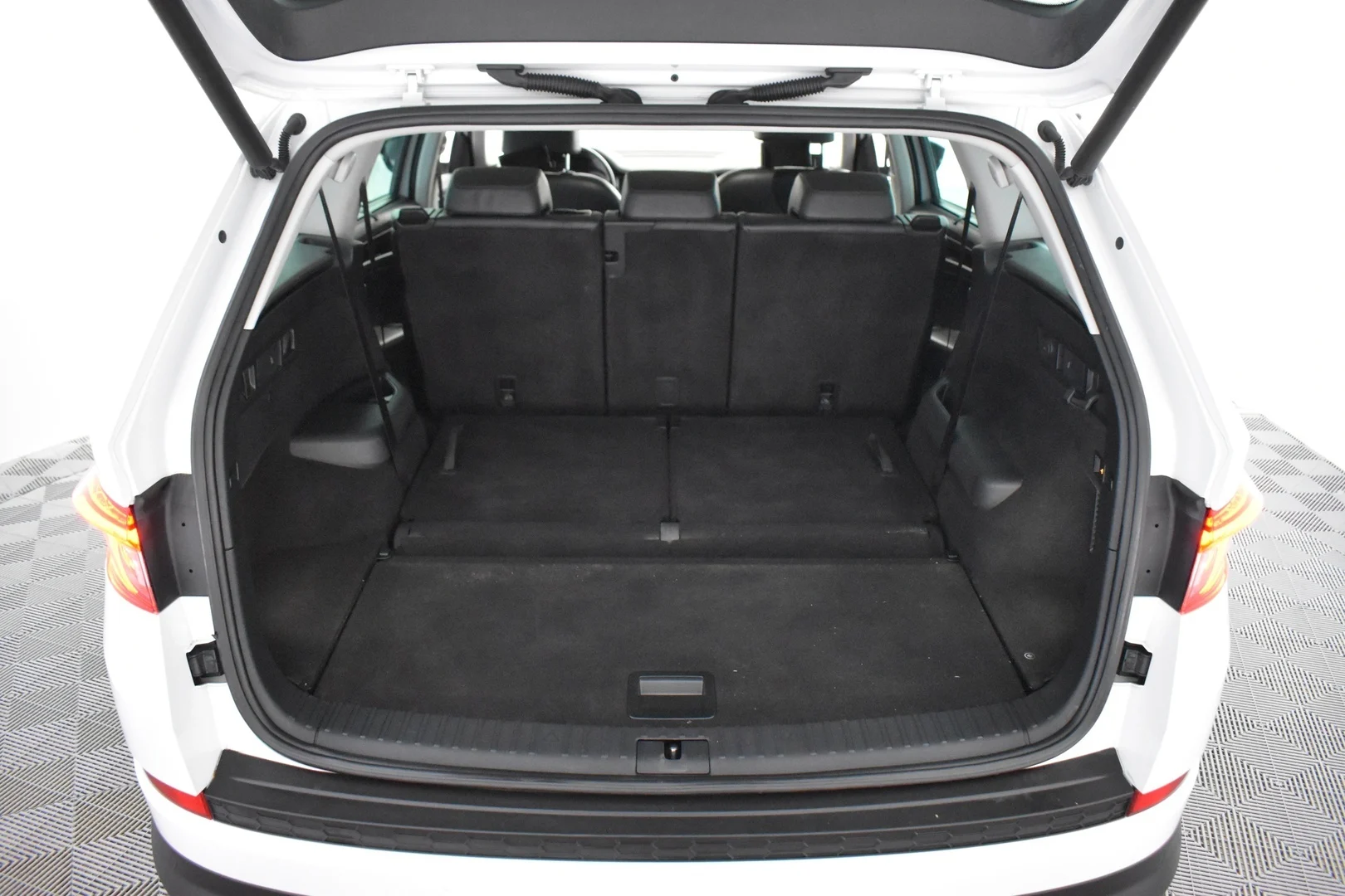 Car Image - 5hLoFwjJbZWoS6aWXnRJw1