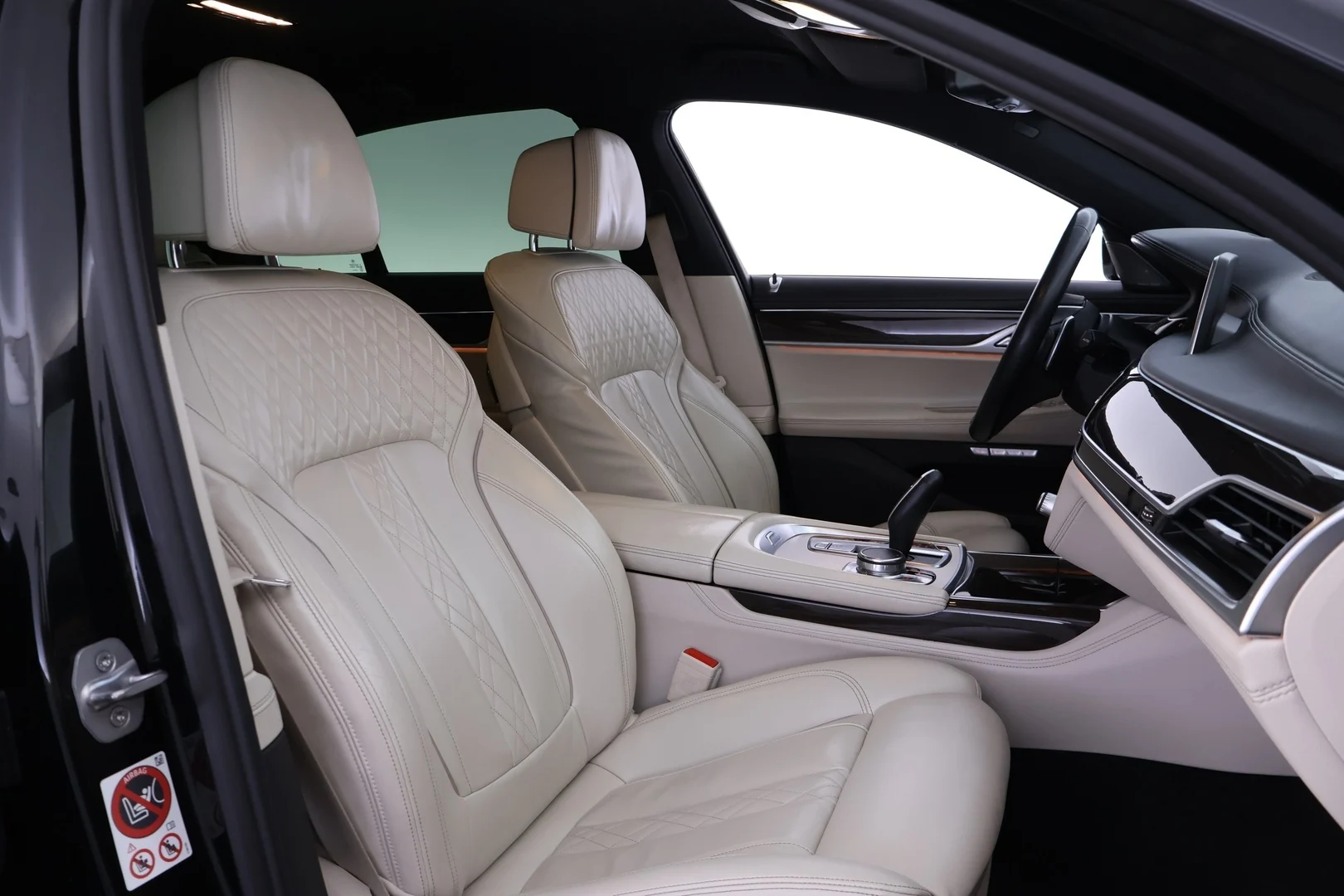Car Image - 1AK7Oj9OhcQmiH9sbOrQW3