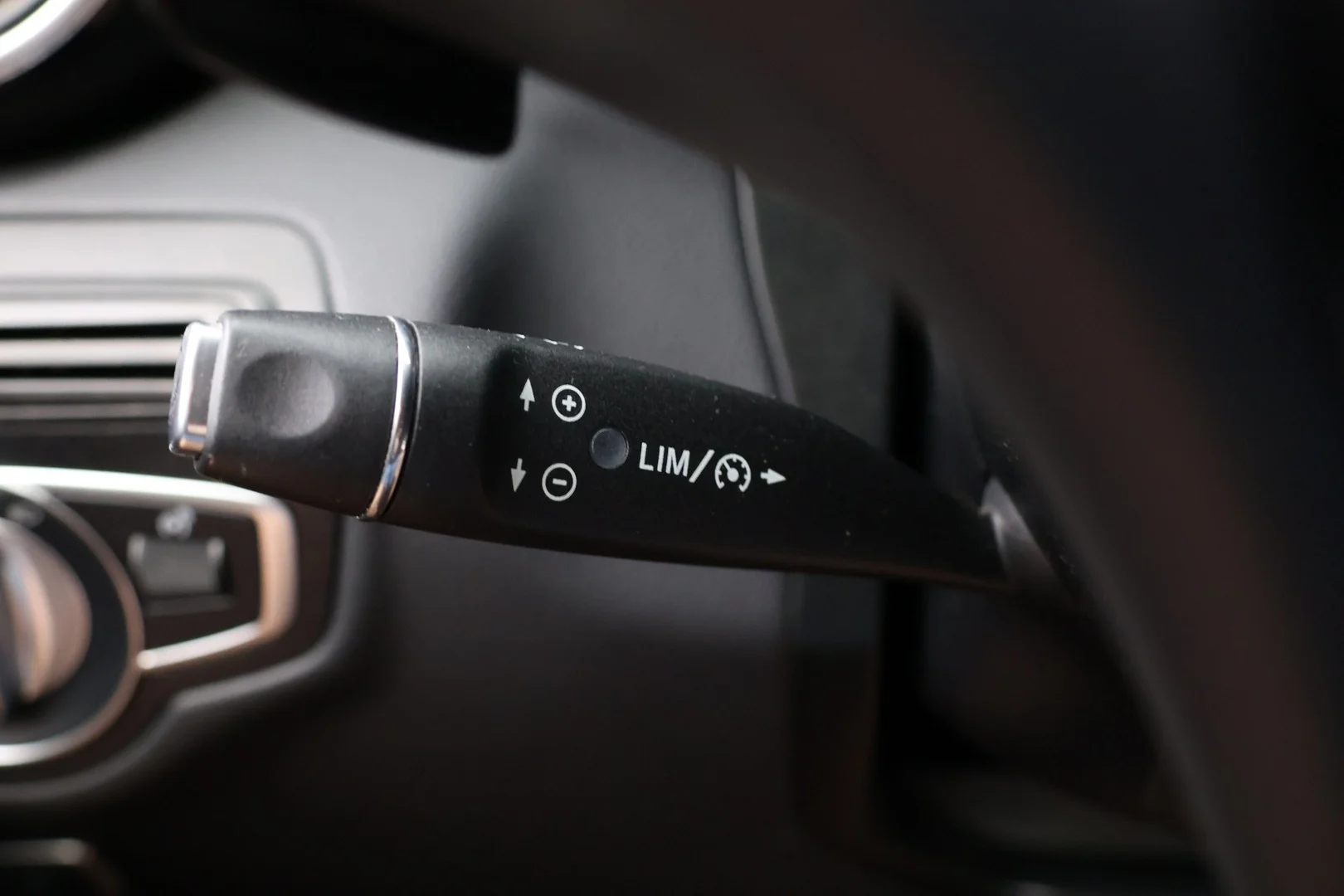 Car Image - vHEJ8MmtngngU5y10yVmE