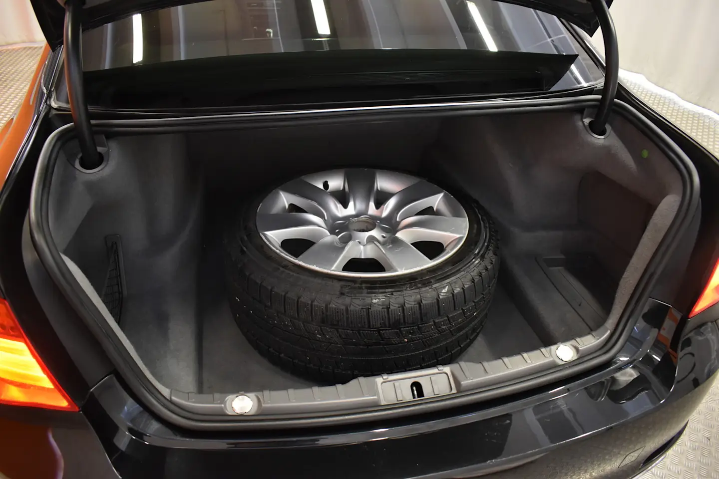 Car Image - fmU7IaI1vwipYcn9VYN94