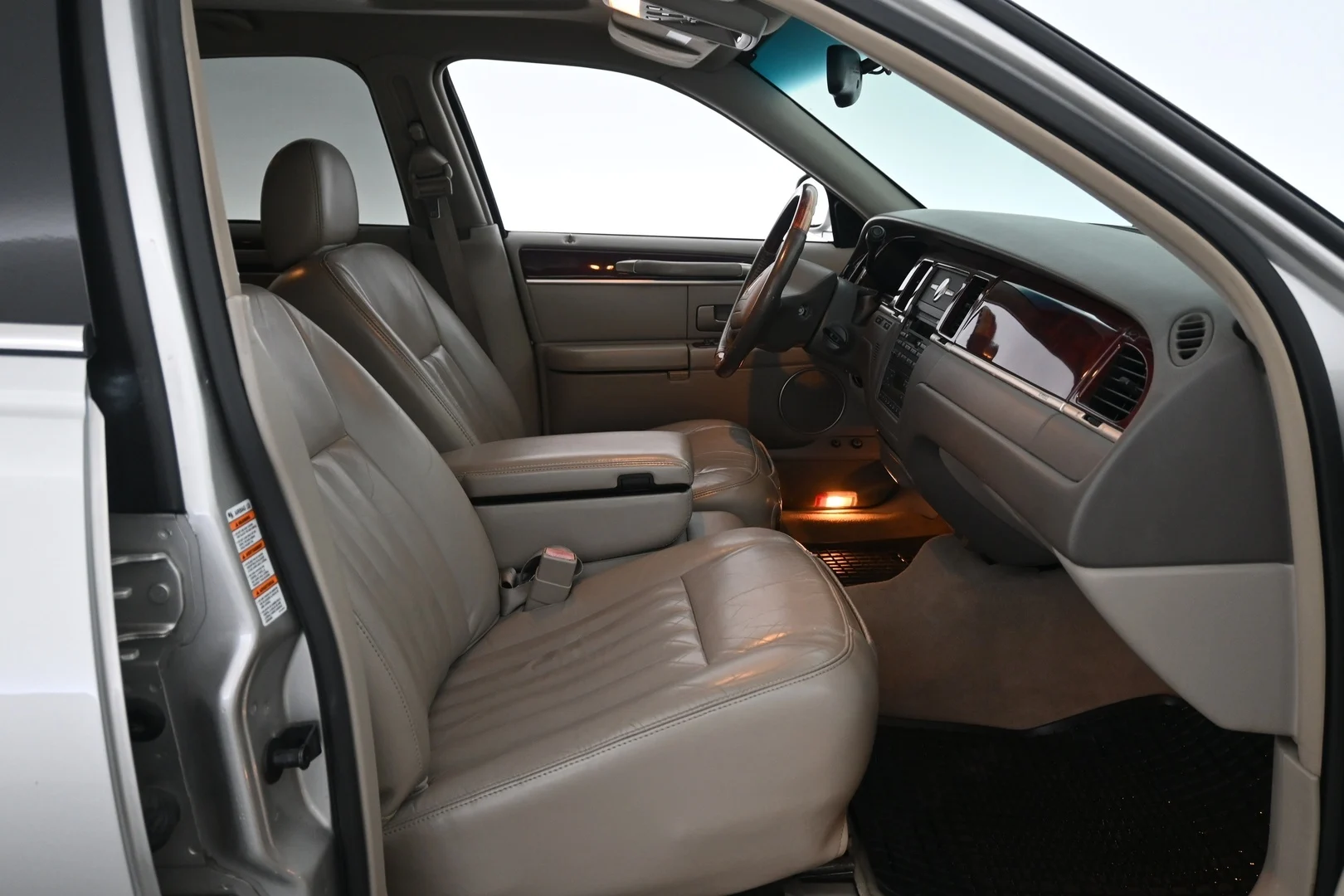 Car Image - 5VwifUGeeP45MUe8clfRP4