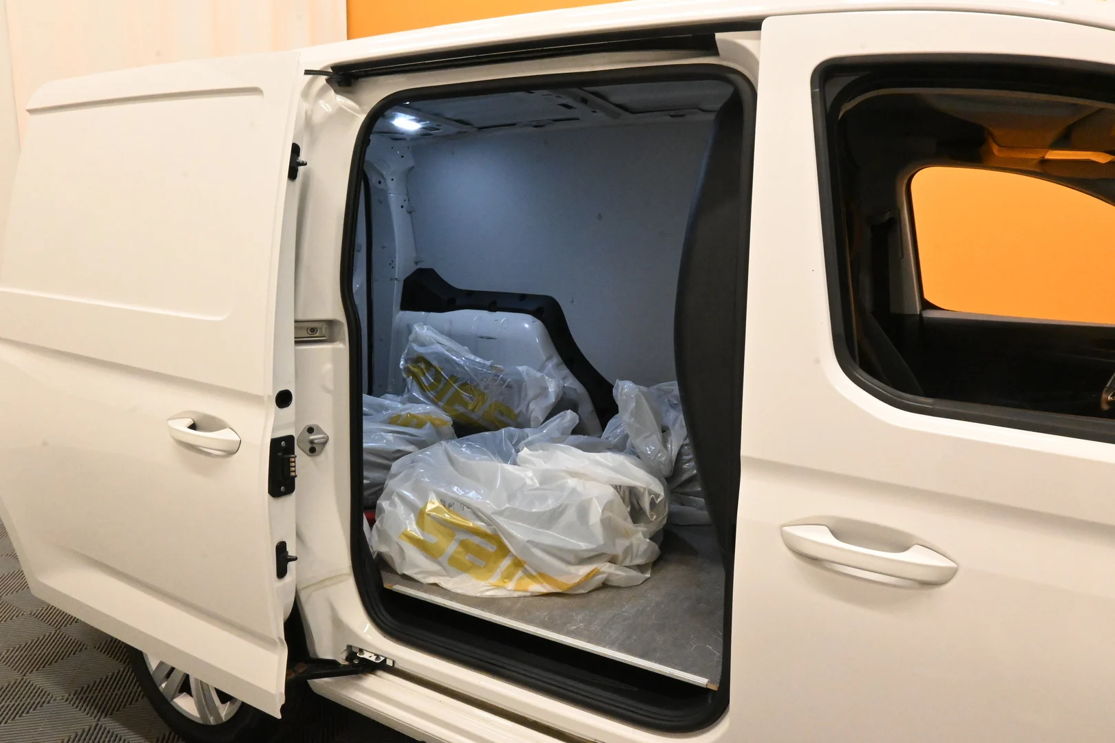 Car Image - 7zeitTk3RE76c5giil8nCU