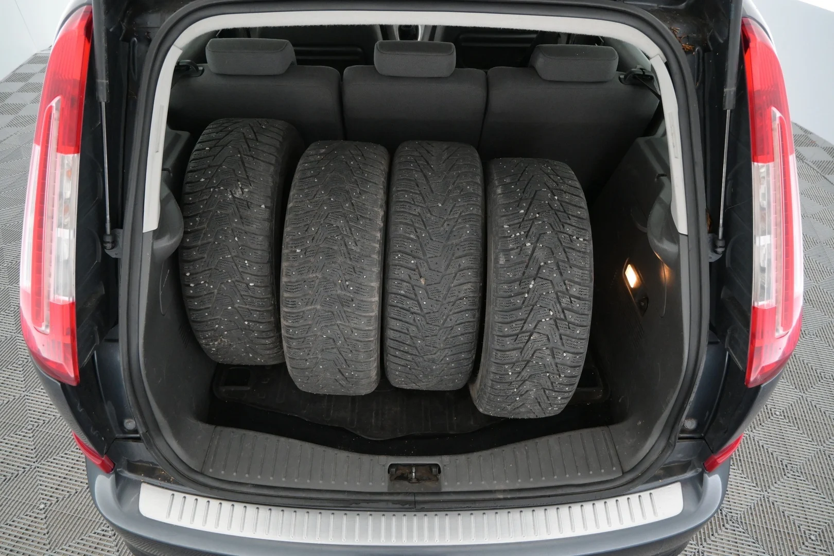 Car Image - 5MrcqNk49U9sD5KKsRuW1B