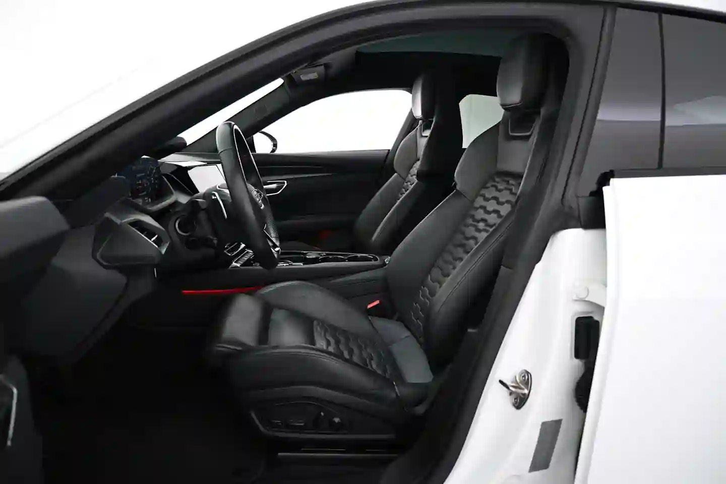 Car Image - 1dnZDa7Gf26mg8YeYR7d3u