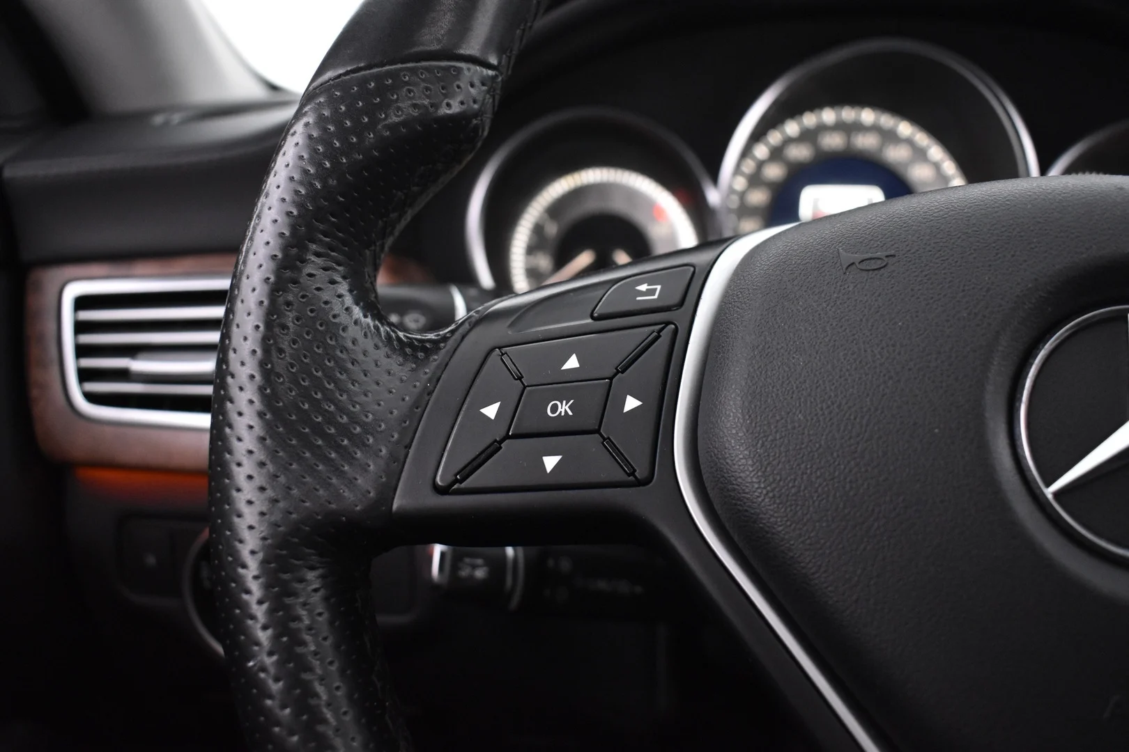 Car Image - 39i8bmfpGG72rltwjyVeV7