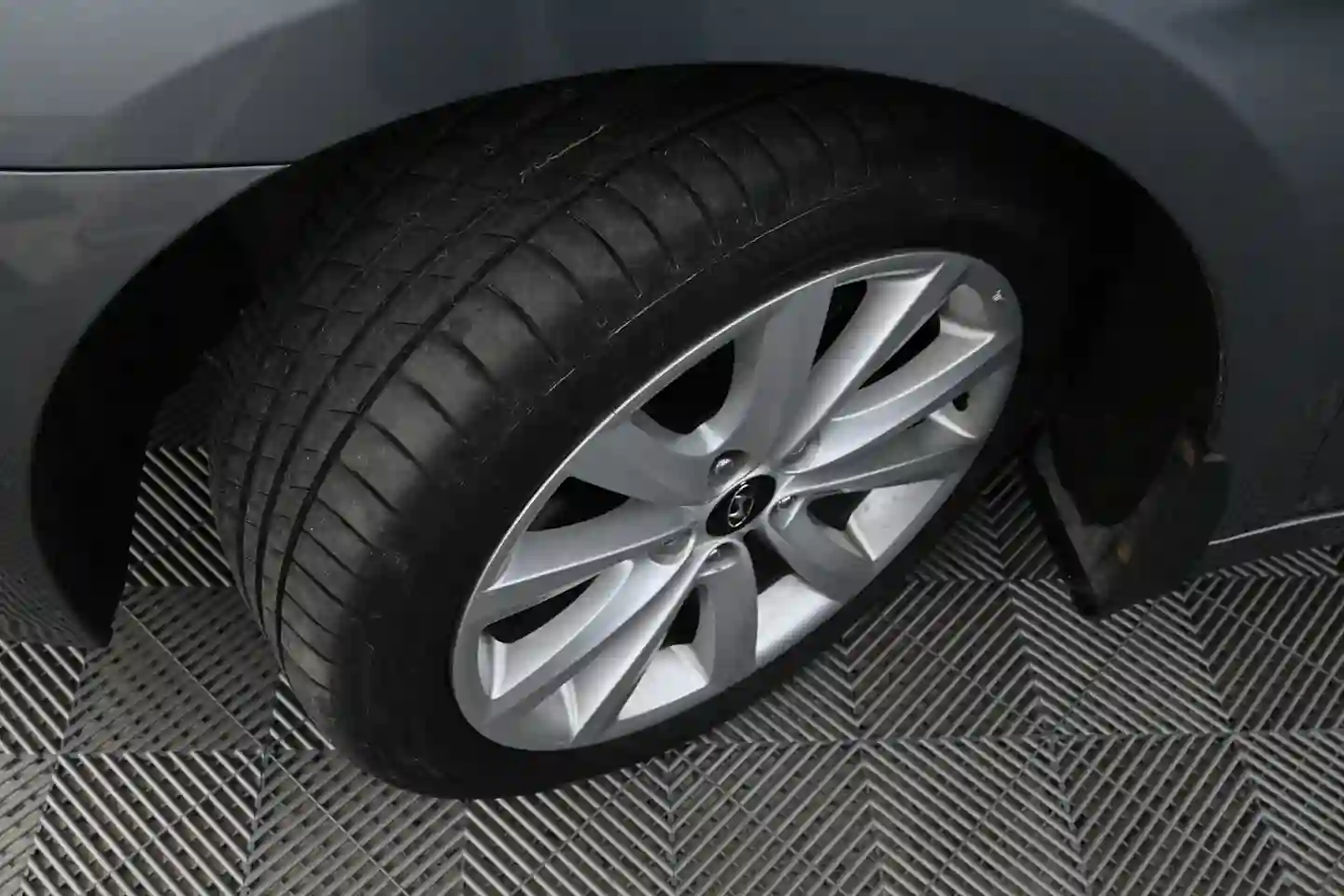 Car Image - 67lDgxFYsF8c4OdE6o2lP5