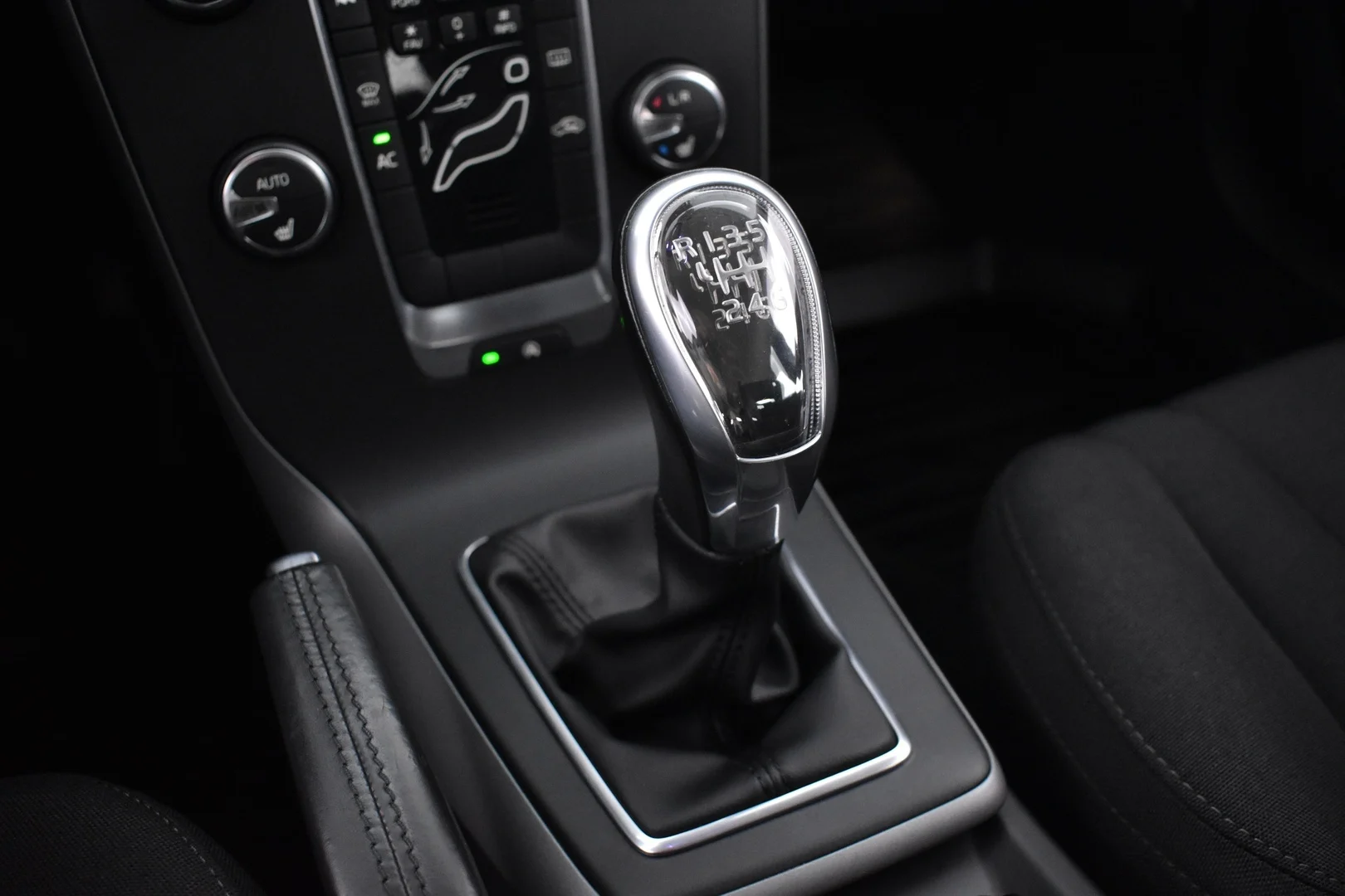 Car Image - 4XdKZnLI9bzWw1k1FE8D3d