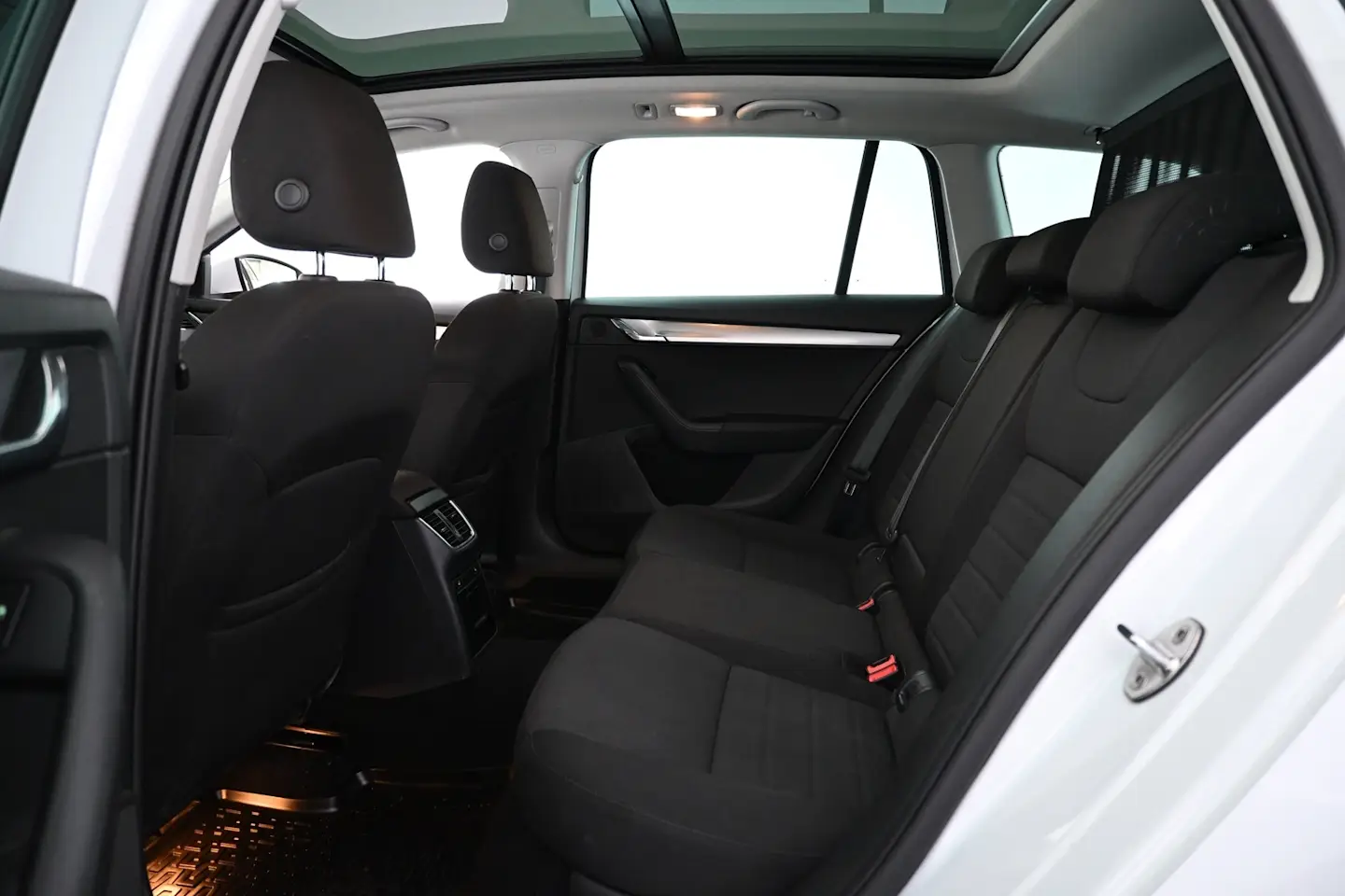 Car Image - 592UTpUE5tDpIW7m4zsieB
