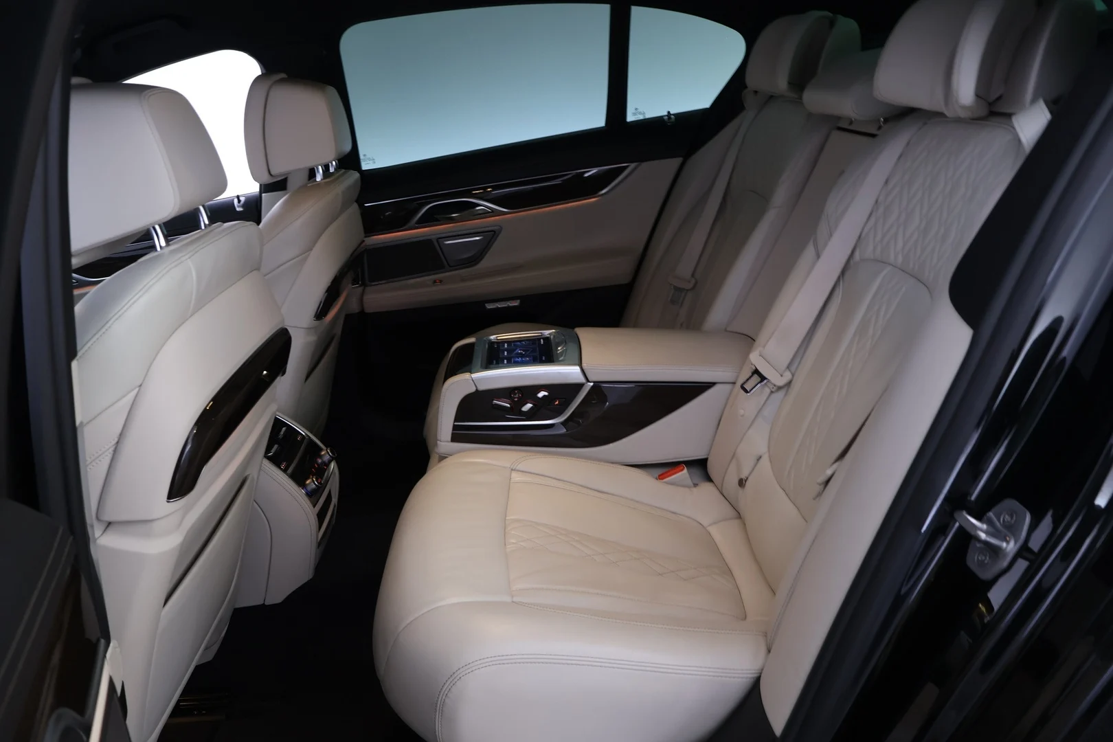 Car Image - 1AK7Oj9OhcQmiH9sbOrQW3