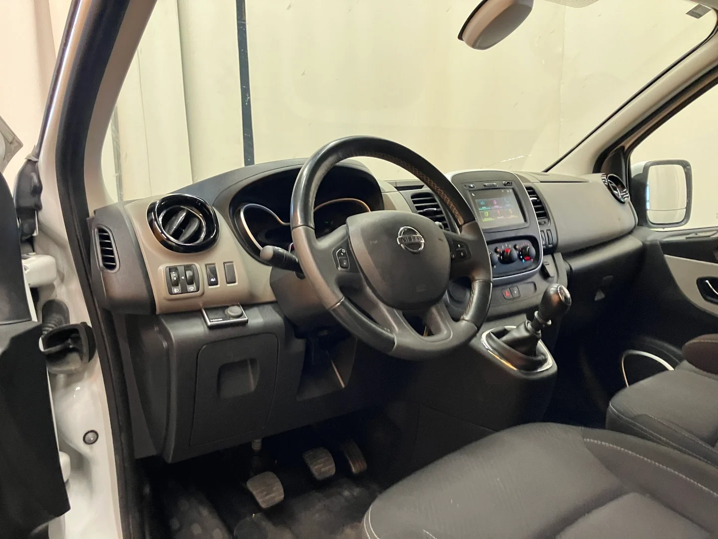 Car Image - 3AiBEV0etdjAxpLmngziBJ