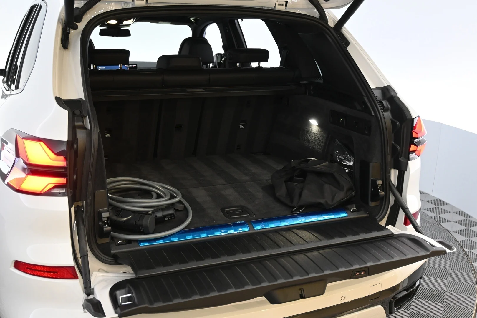 Car Image - 7kx3i8ShsB2eN0p20tPnHg