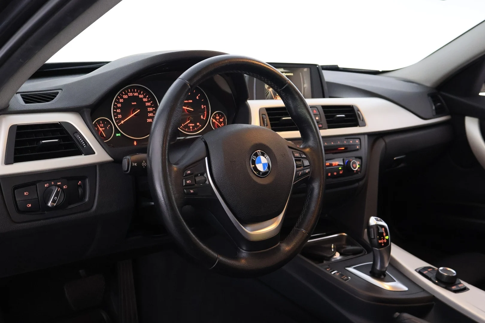 Car Image - NYRoRIYRMfd6MBz5siy5y