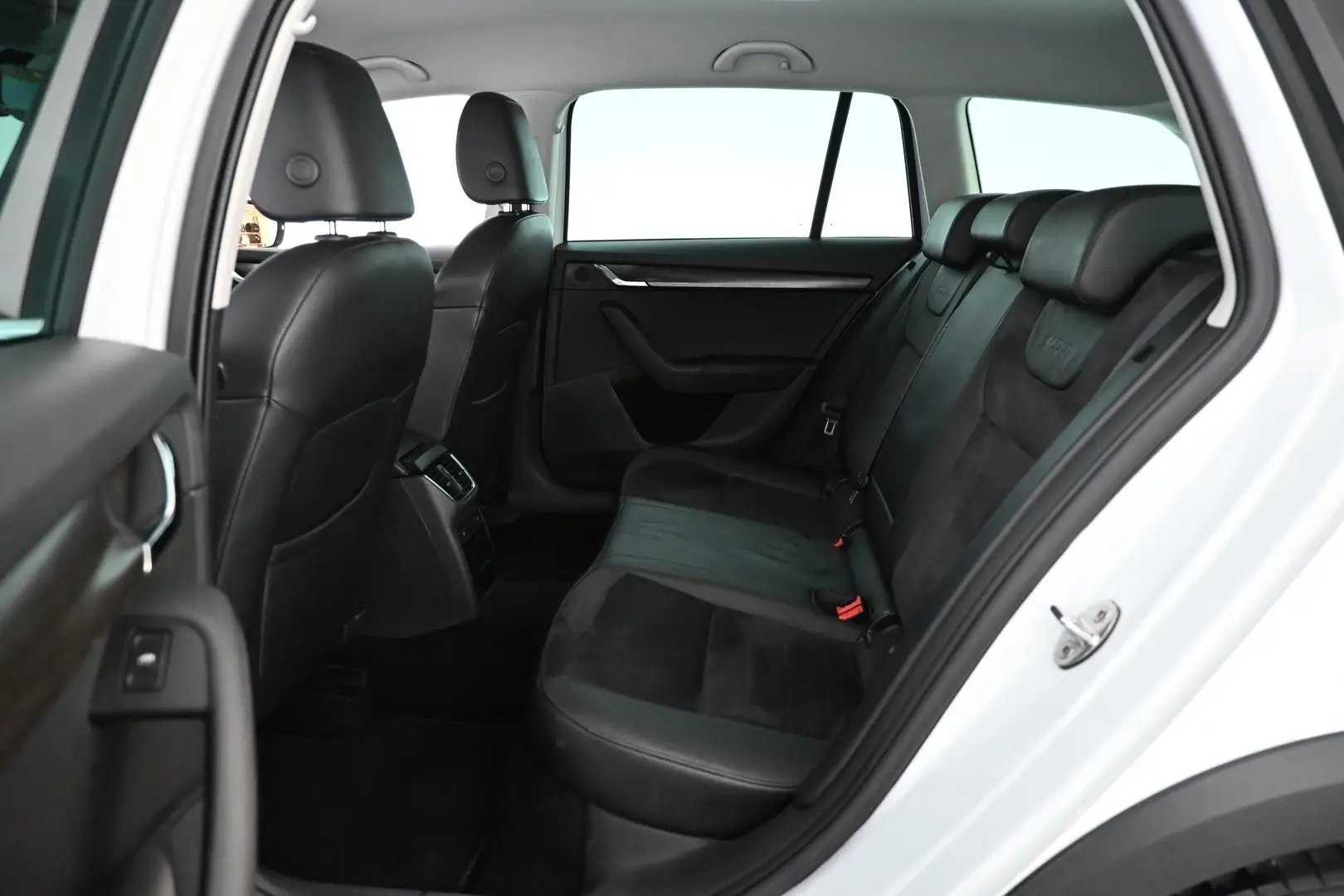 Car Image - 4E8UZeSECFeKmjN55c1yDm