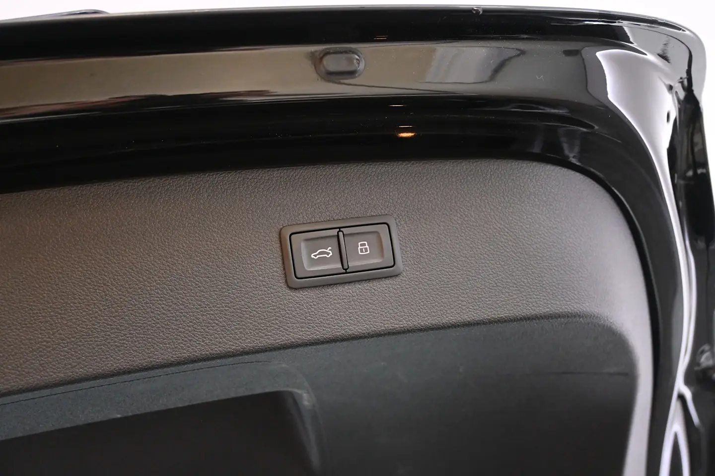Car Image - 4vZA4TXxZTKUvXRzIKnhdy