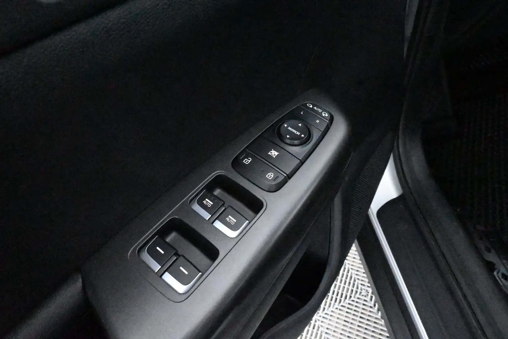 Car Image - 1ig3vtLMYxwhZOHKJzIQB5