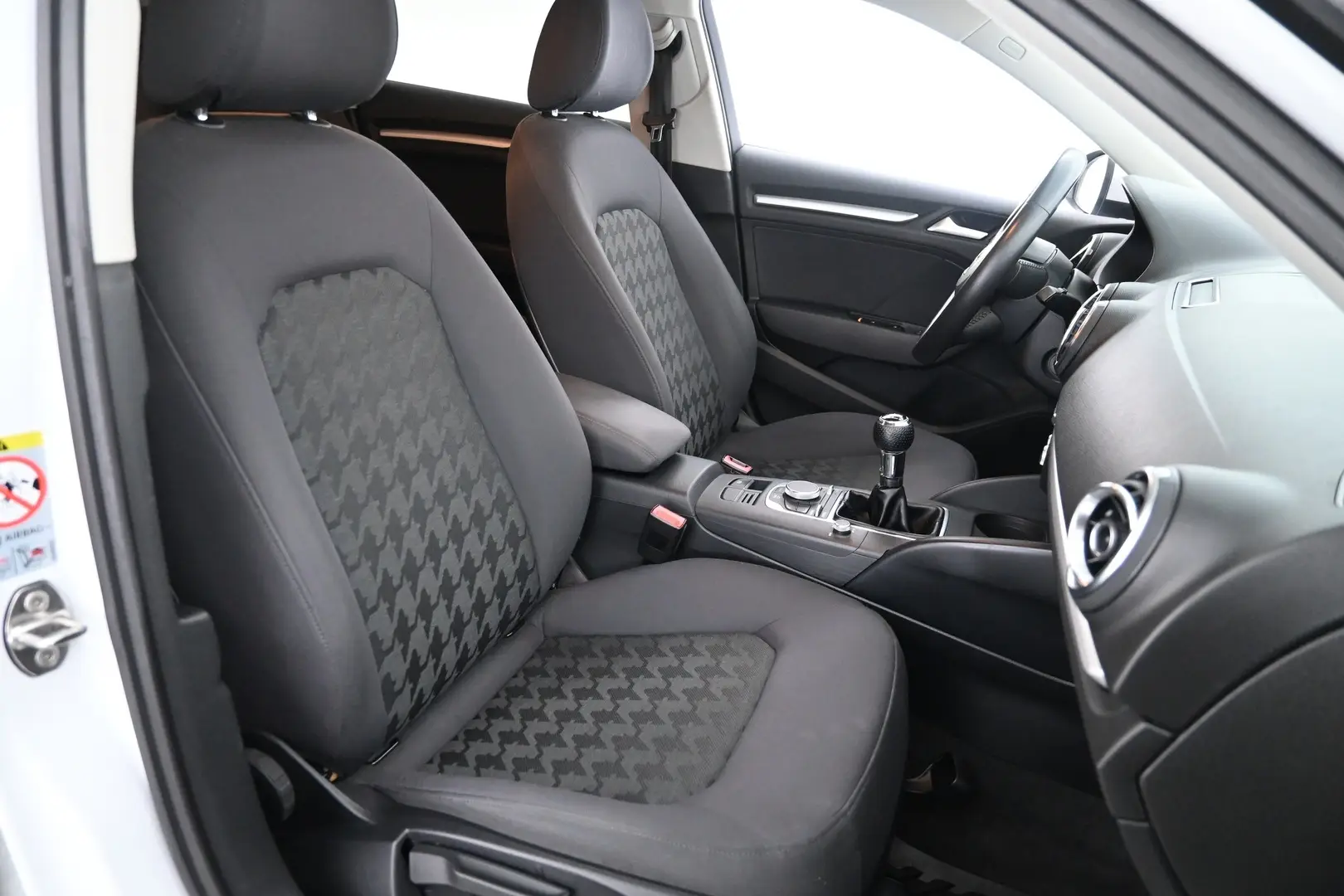 Car Image - 6pGZc9PgZEUmKgn718zlPo