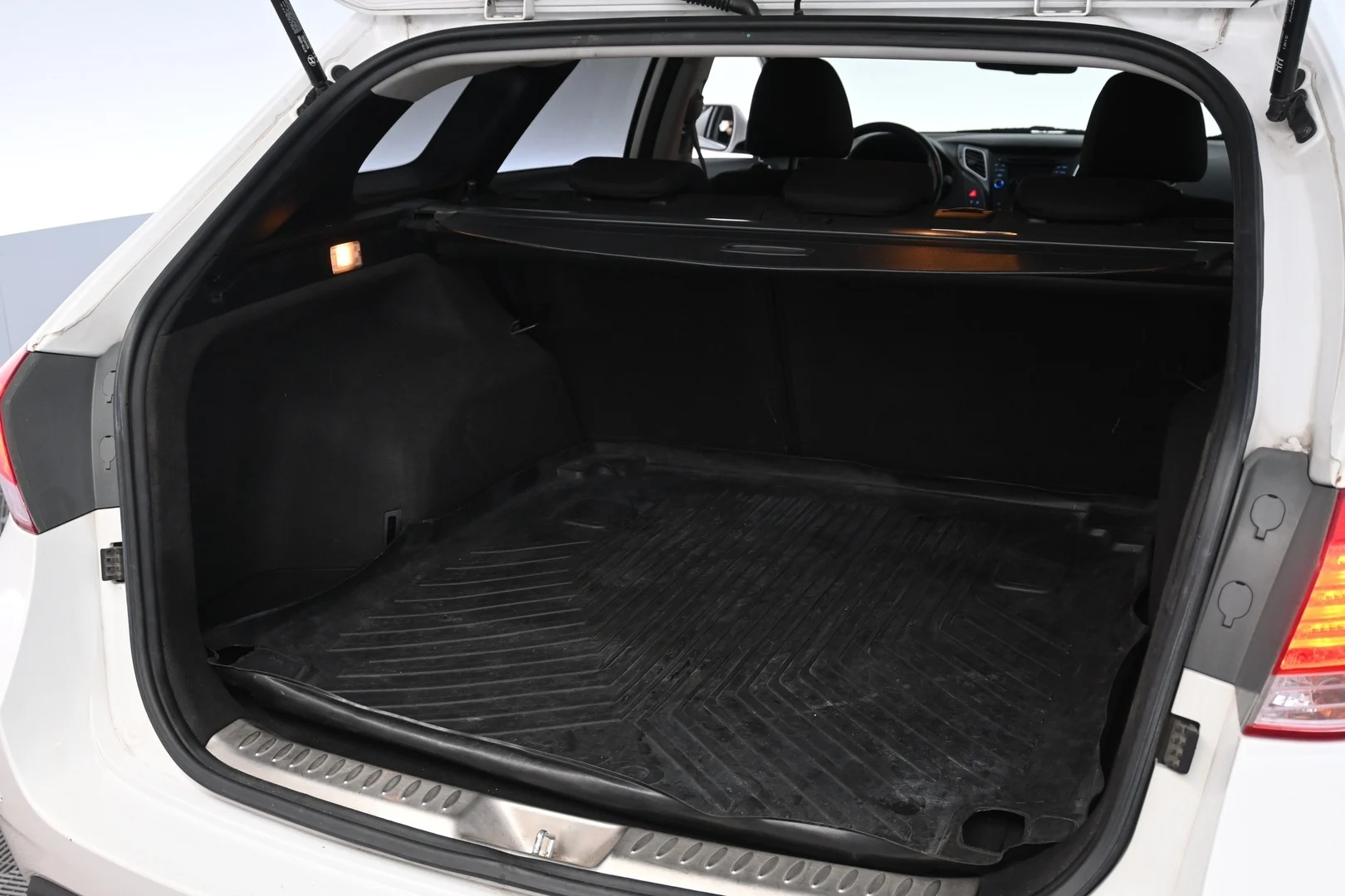 Car Image - 5vBoxhPRz9LqMsinfbBfoB