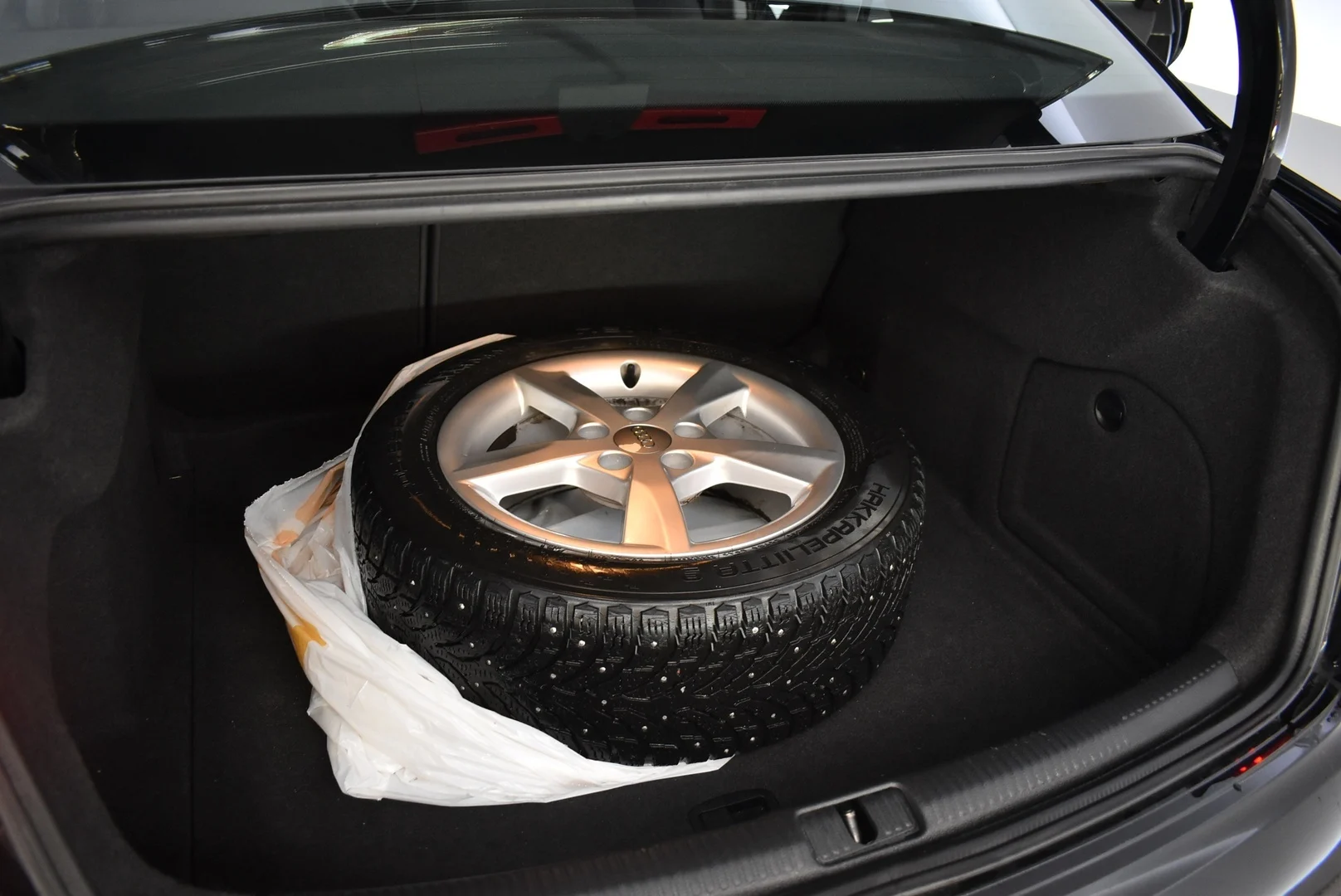 Car Image - 77uK0GlB3ImKyvMO03iSdE