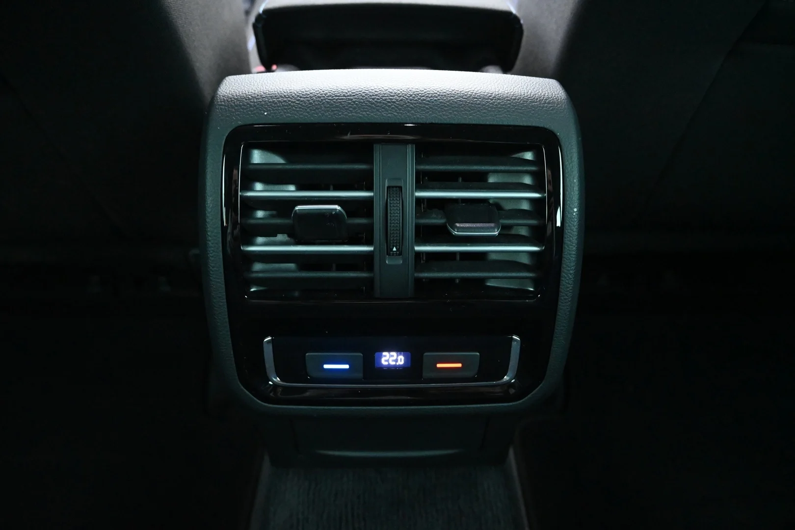 Car Image - 69h6LhKB4OSAn21xlporLx