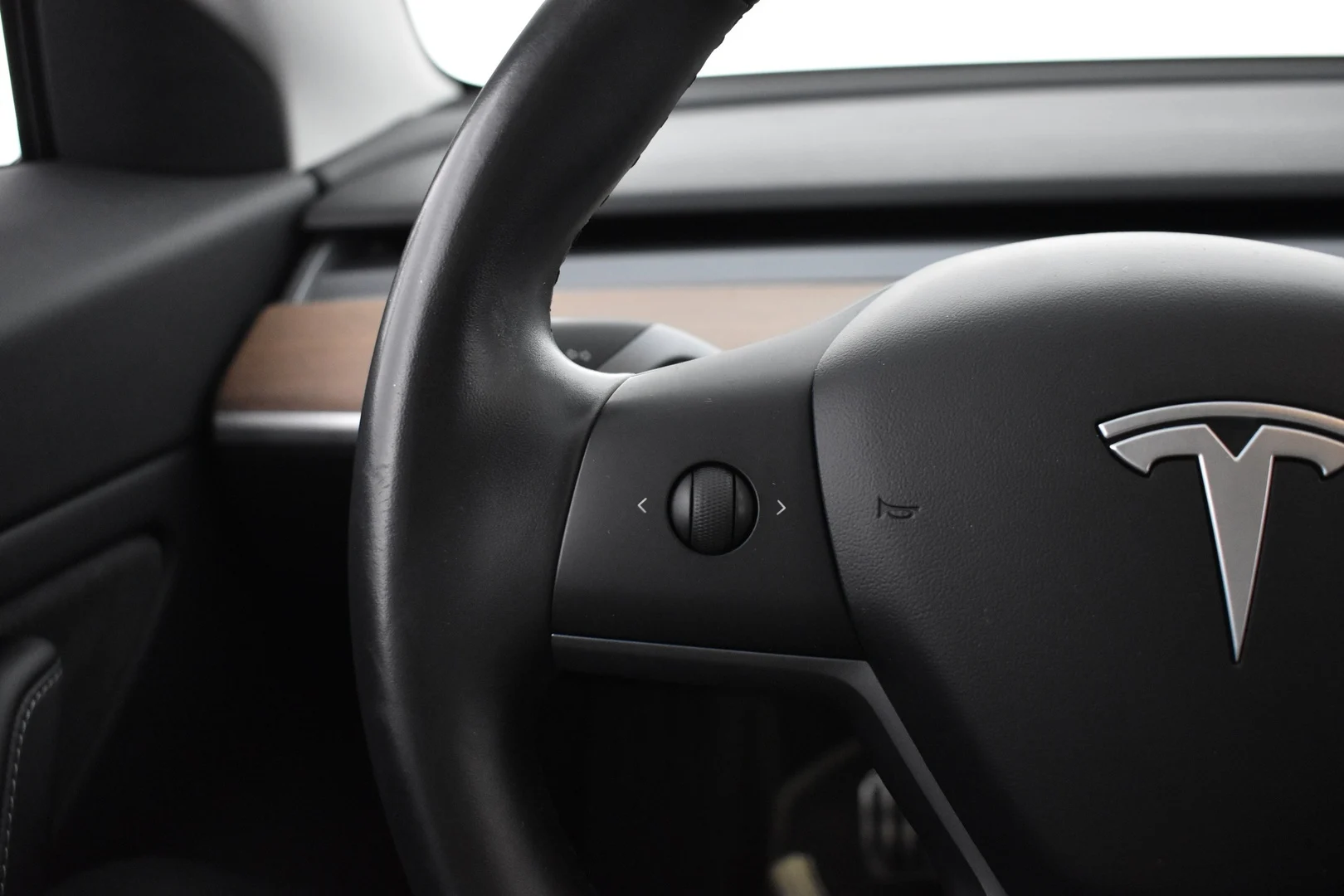 Car Image - 6SIk2AyOgz5TMn4TlzqmCj
