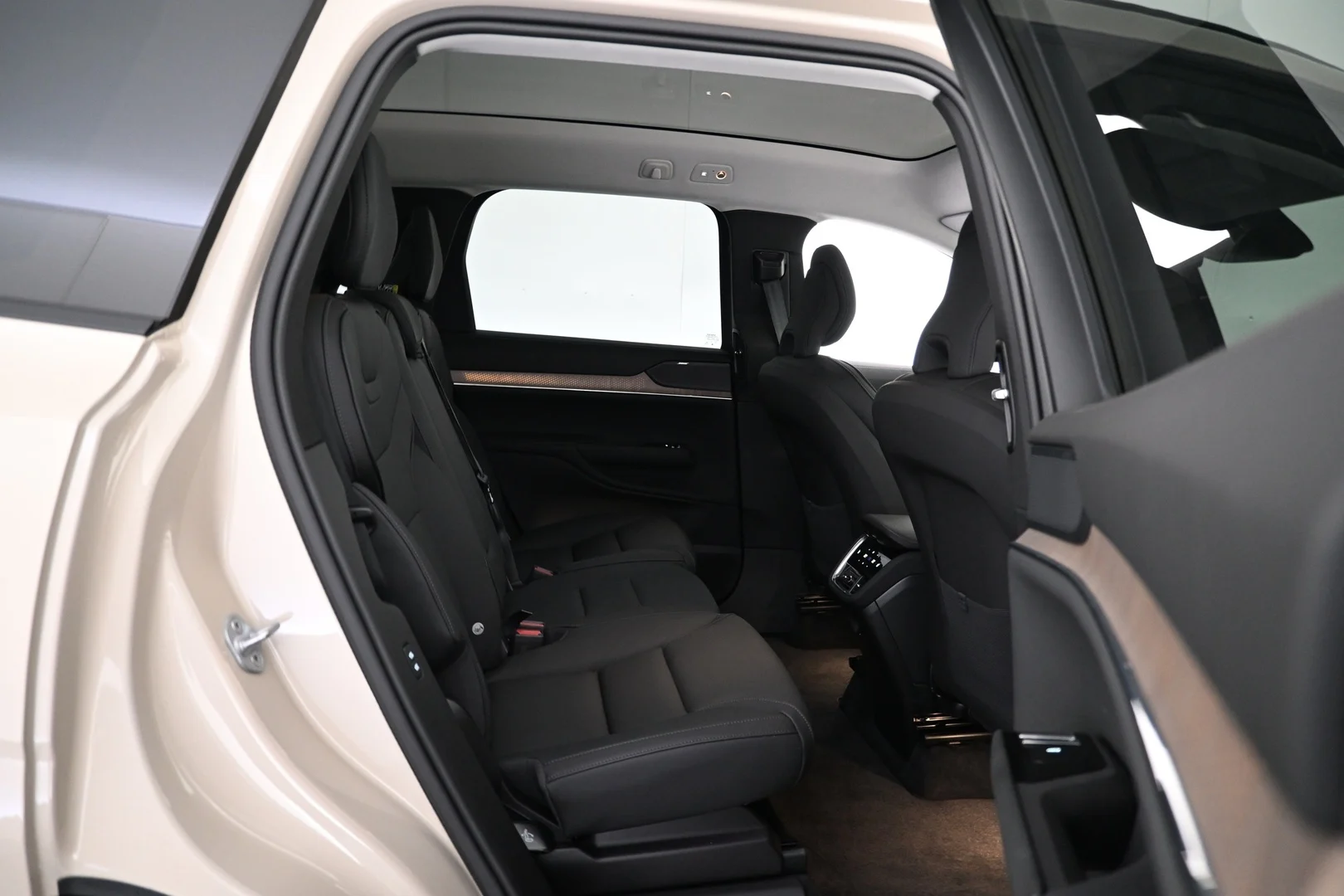 Car Image - 7qjEujmWjAhAIlL4S8YQjF