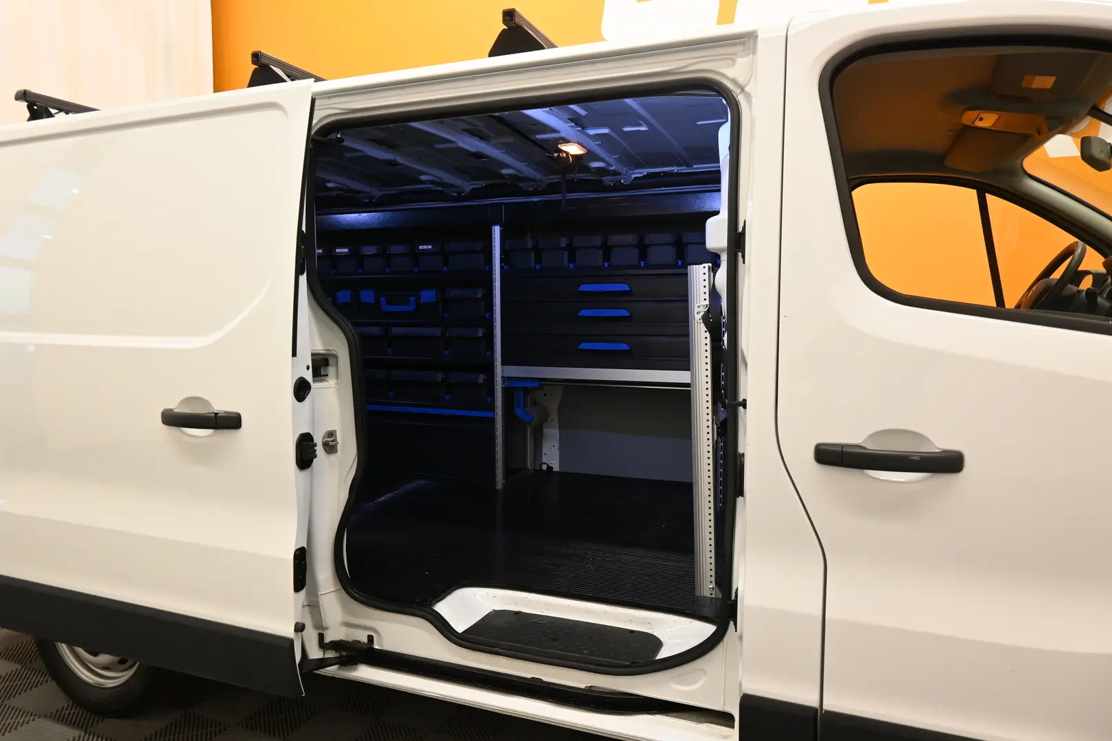 Car Image - 4sau6ONTwPAa8WSBnnijQ8