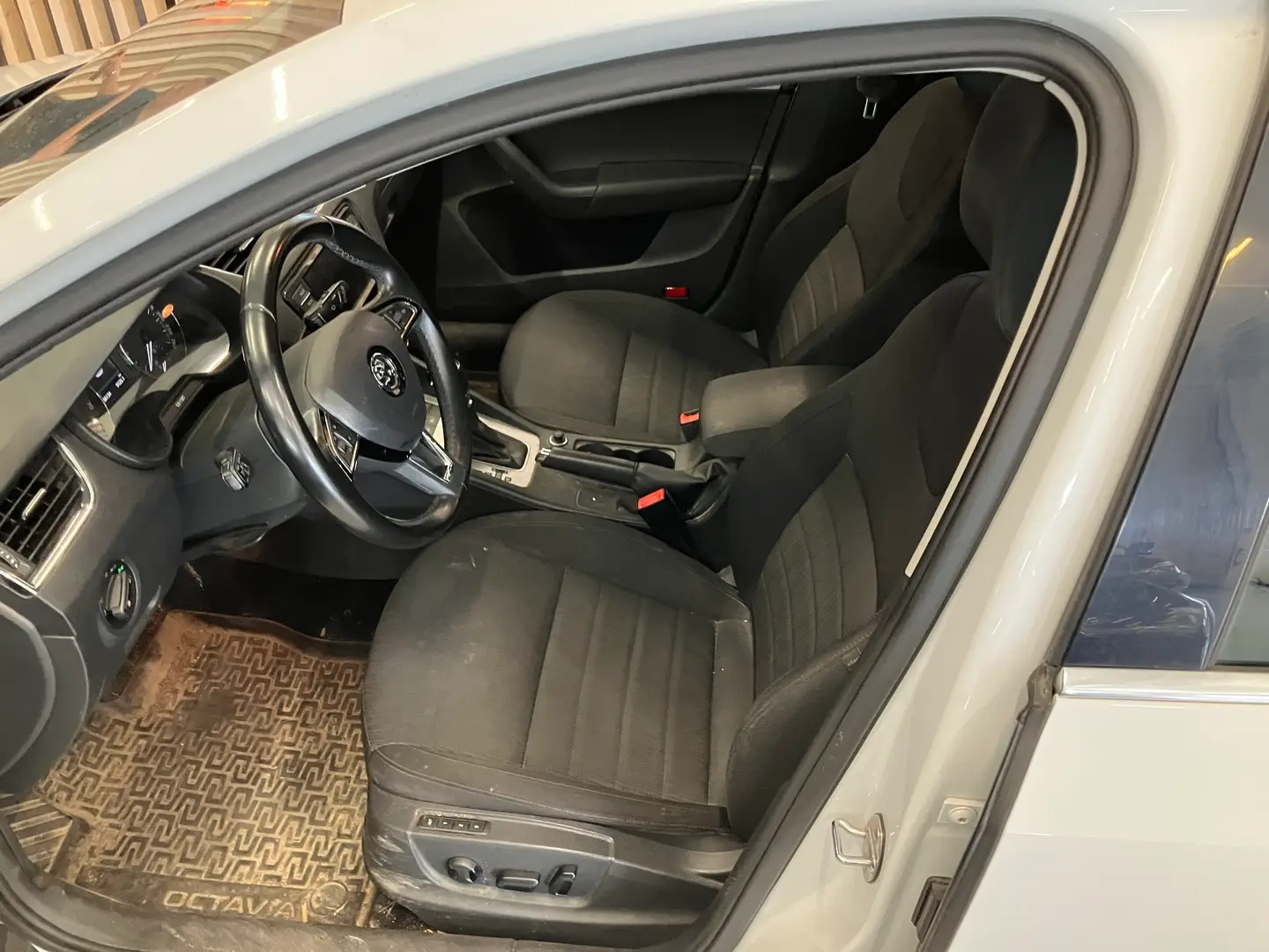 Car Image - 592UTpUE5tDpIW7m4zsieB