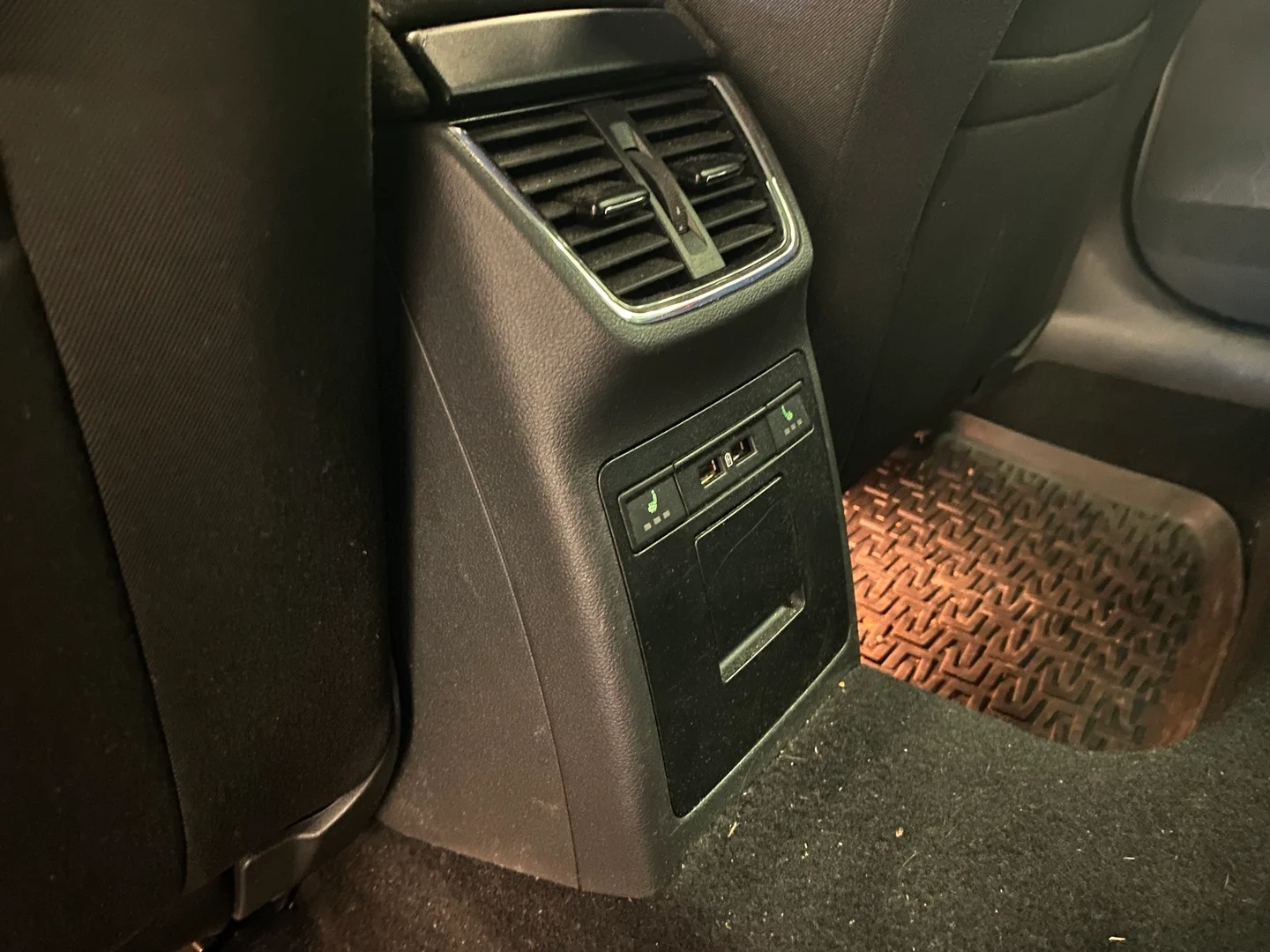 Car Image - 4iMJpscrkhMcuzCYb6c4Hz
