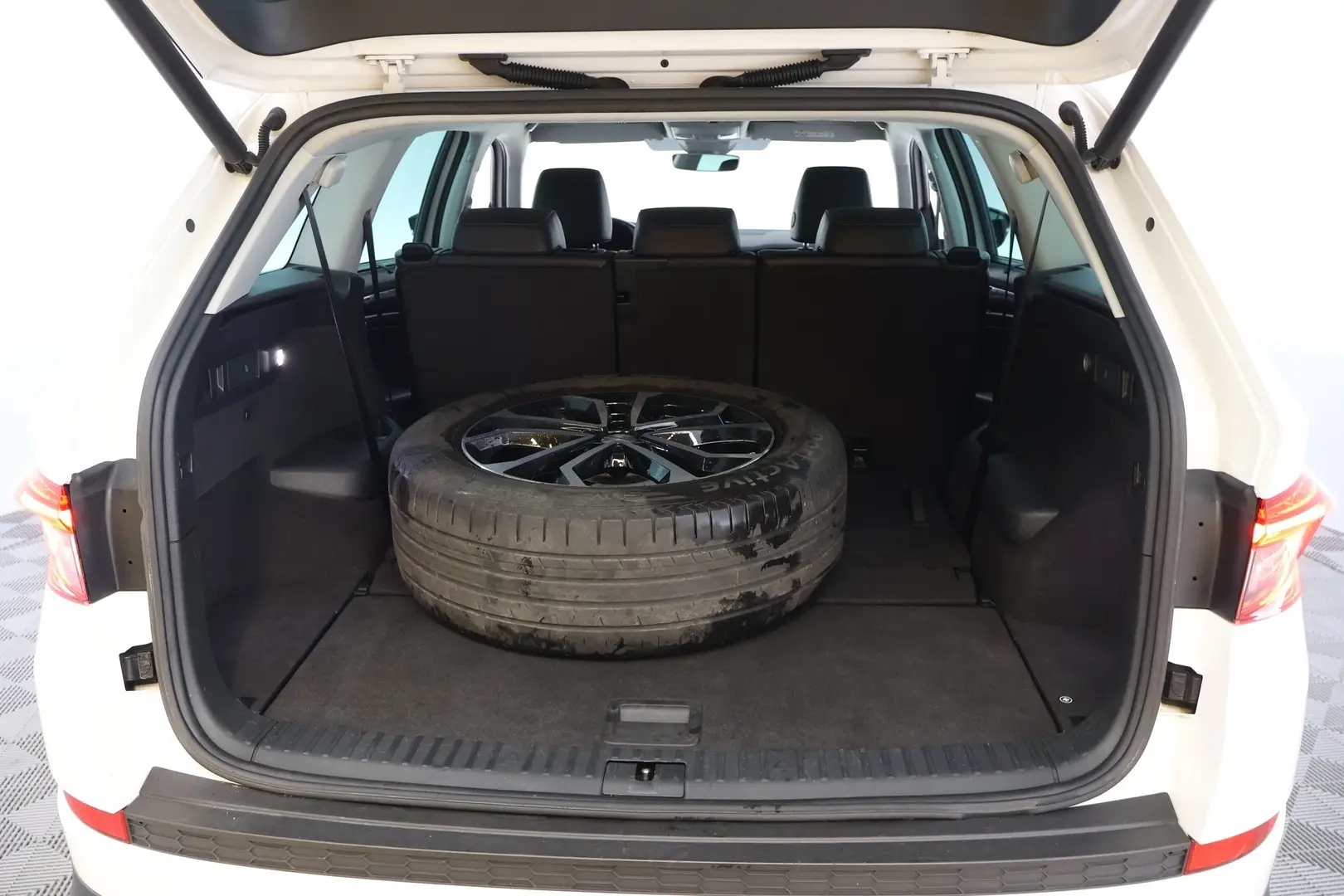 Car Image - 2b6kBY70QkFXrlary0dVQG