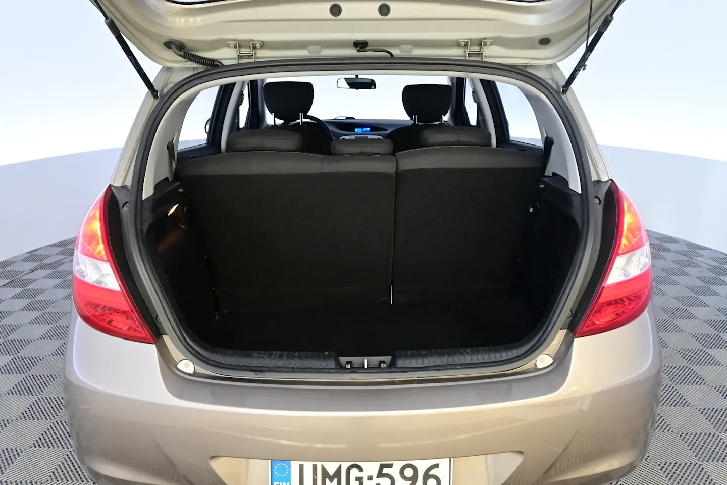 Car Image - 7n6w9Bkn8yzHzslrdcC3i2