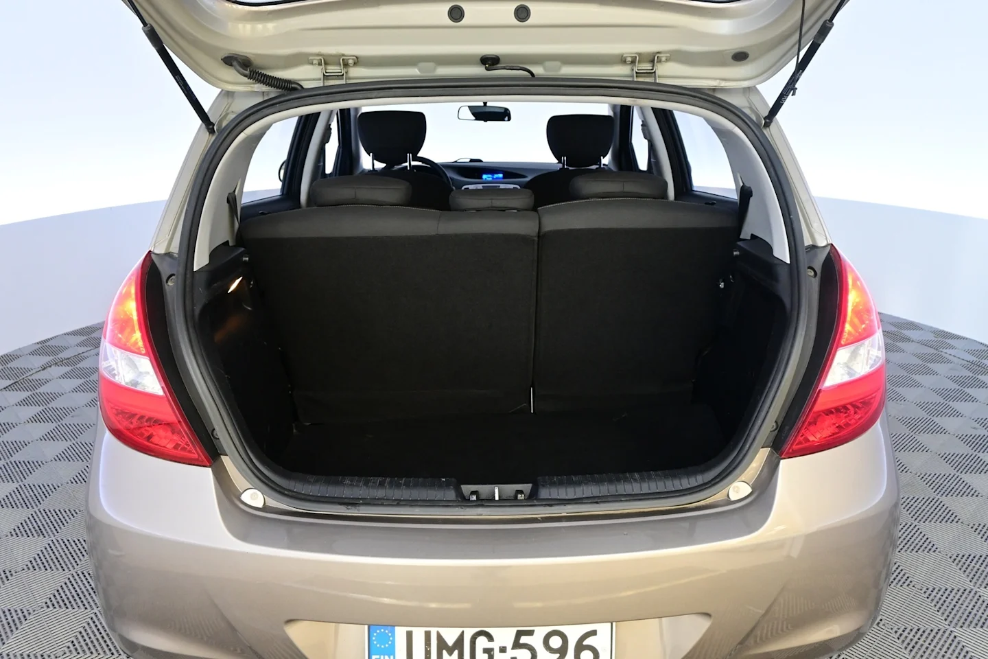 Car Image - 7n6w9Bkn8yzHzslrdcC3i2
