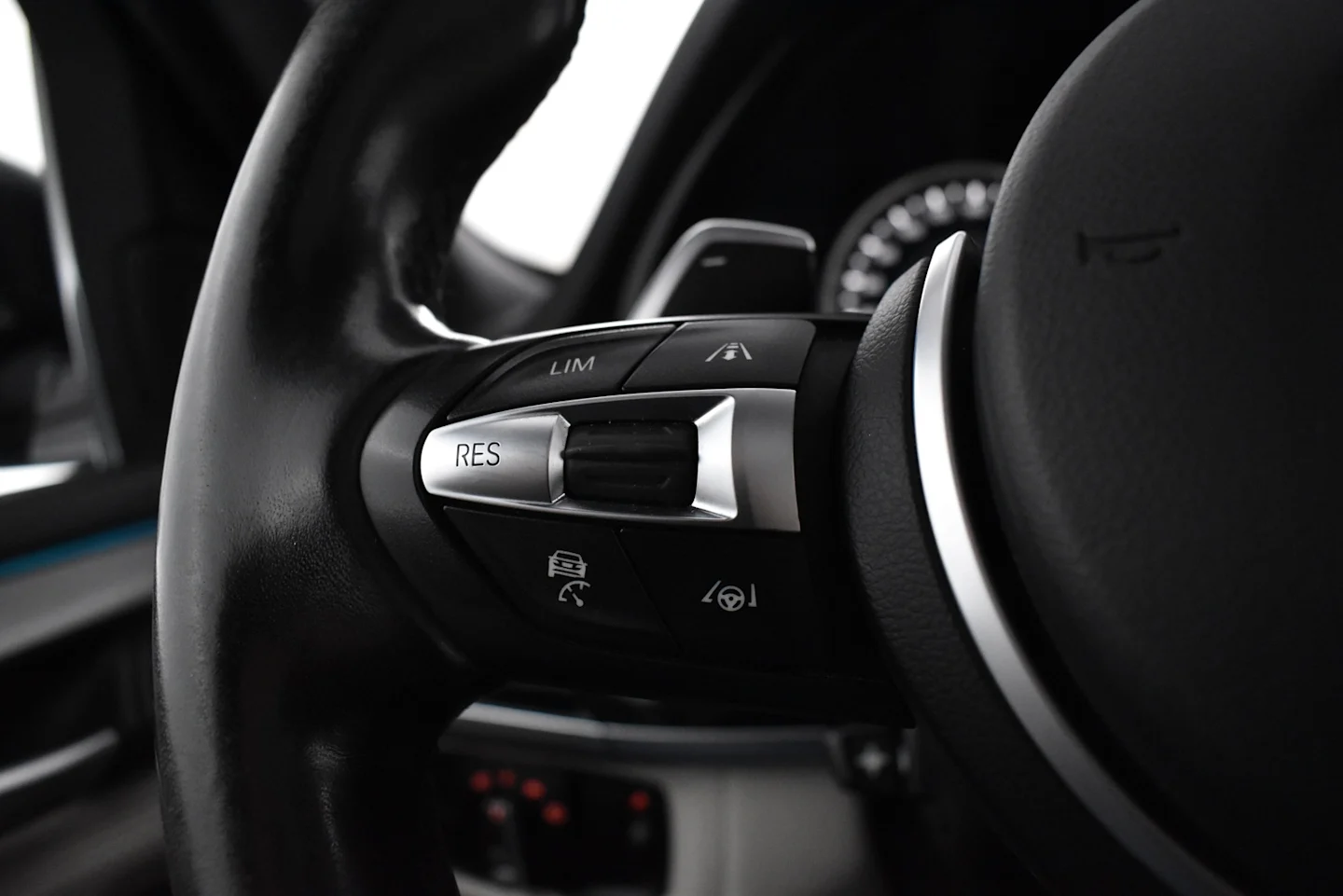 Car Image - 1Rrzv3BNPUTOUasM9SXhL5