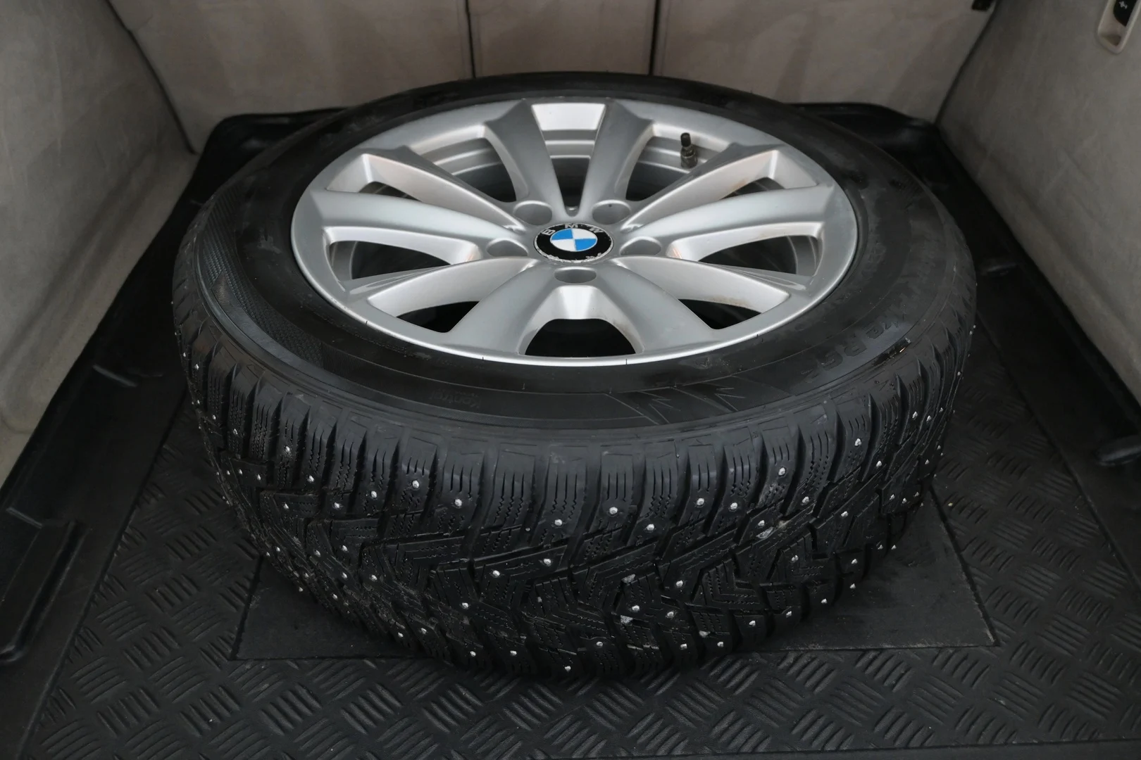 Car Image - 2vZQOpOj3PuWNVumlomGQr