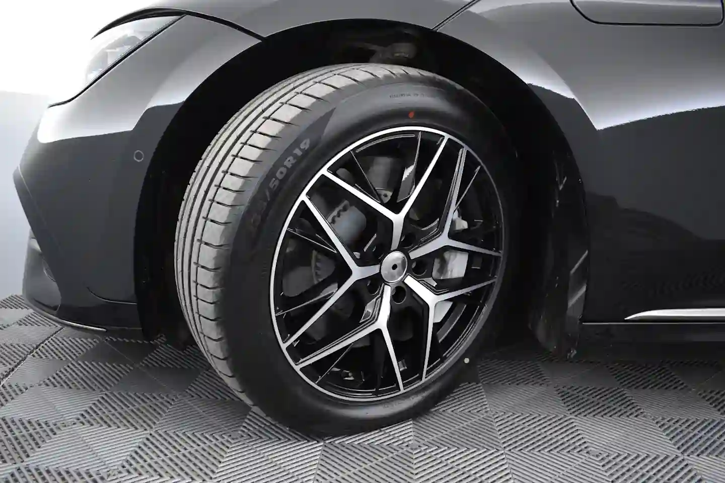 Car Image - DWzuOdhHX84dKYkYqVxia