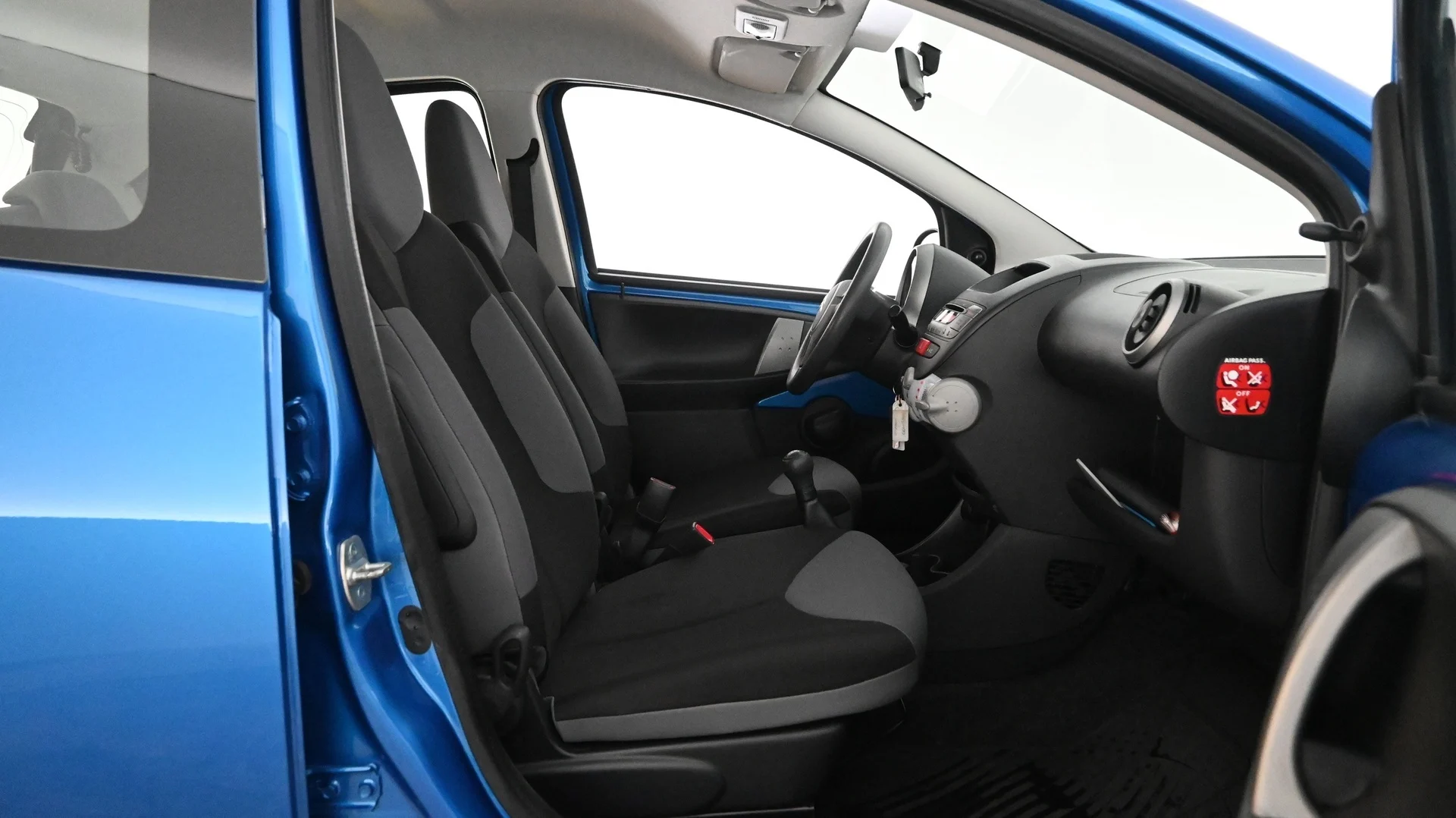 Car Image - 3Os20VIJgbL0ULsdQOJFaD