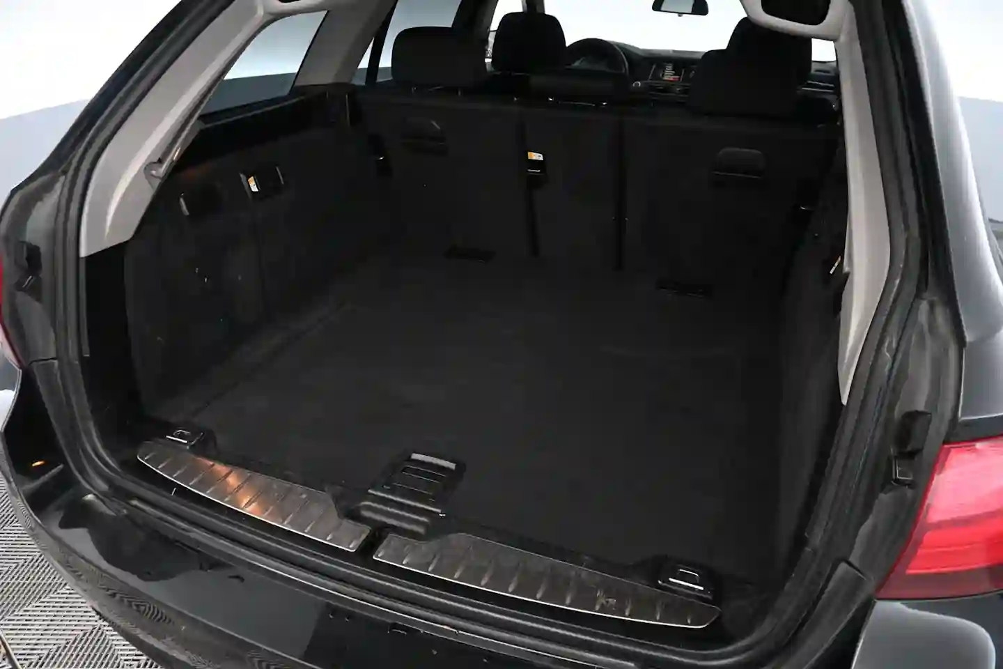 Car Image - 35jeoo7AAId1uAR5CxVaQ2