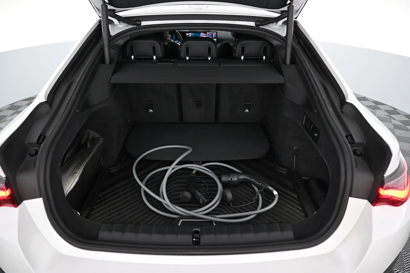 Car Image - 3pIQgeOYHEHAcecIb4hn3y