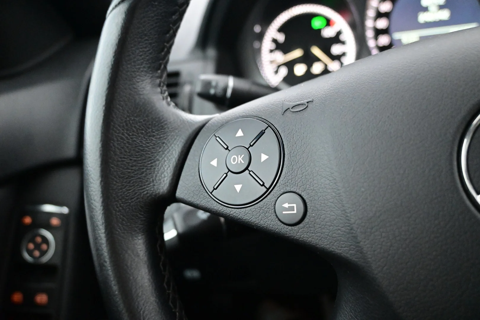 Car Image - 1xL7om33UZkhGvR2Ei6fII