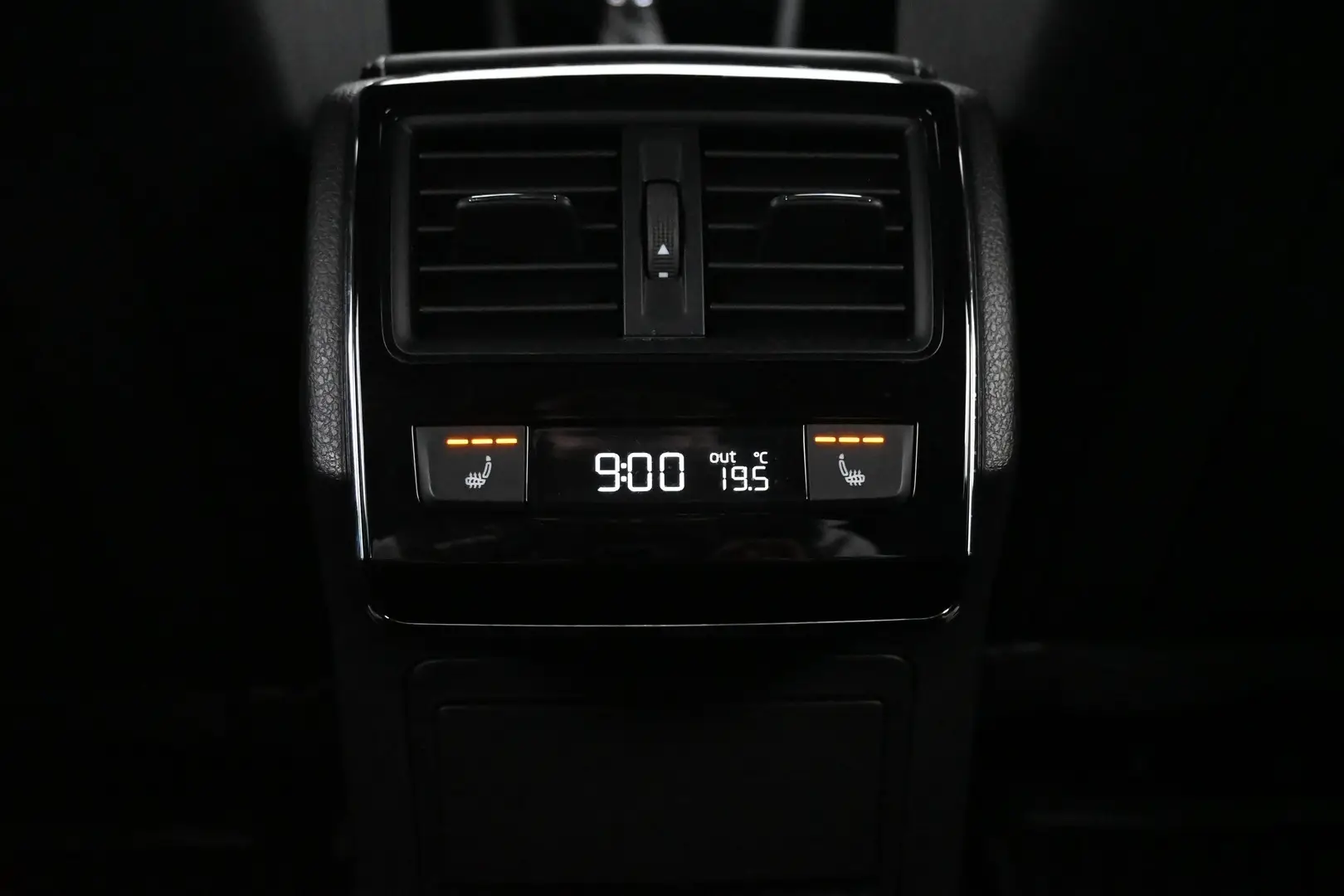 Car Image - 6VsNeLLzfiC2JWBE8ZBwHG