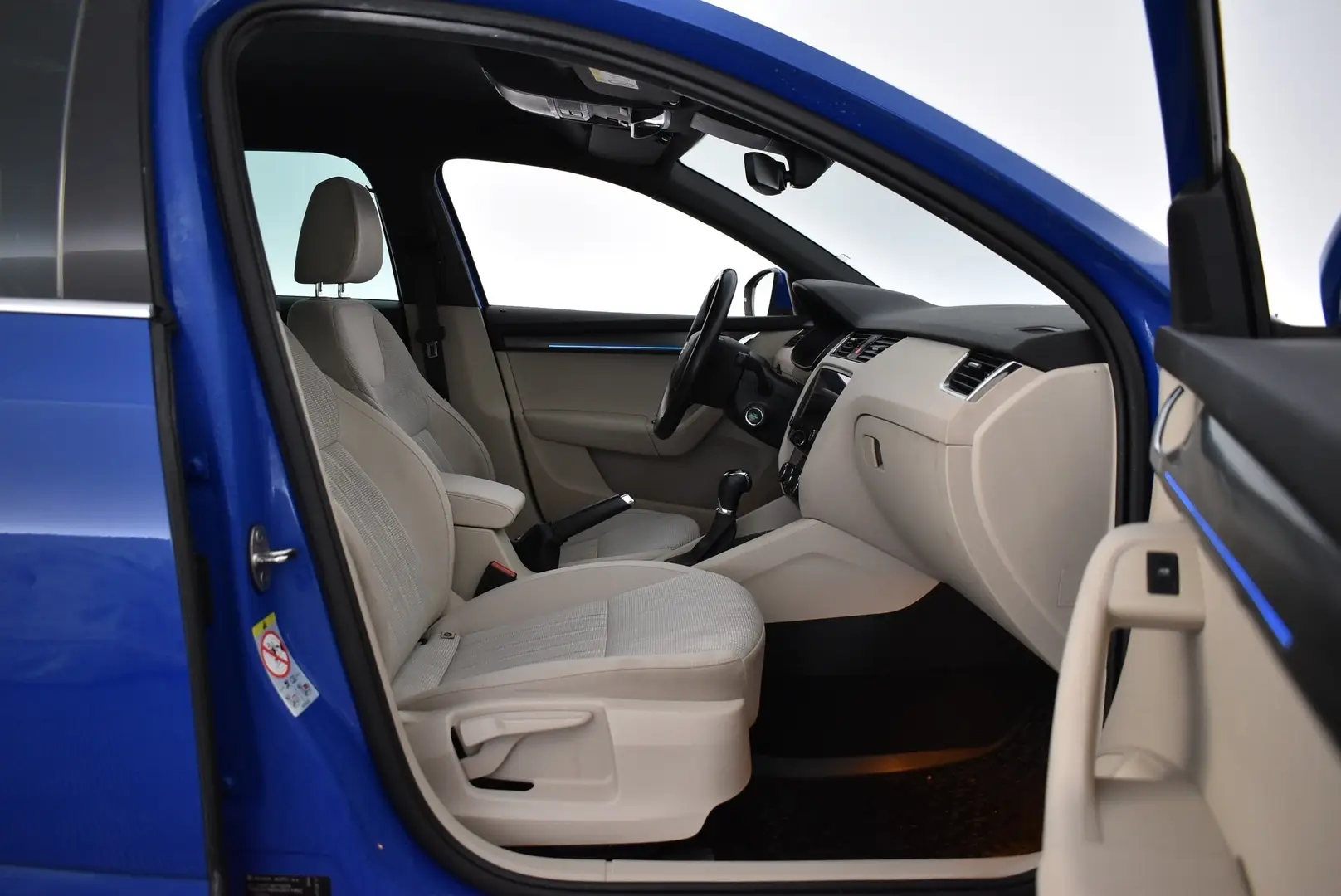 Car Image - 7jEO6Wez4FasiXAKUgp8I2