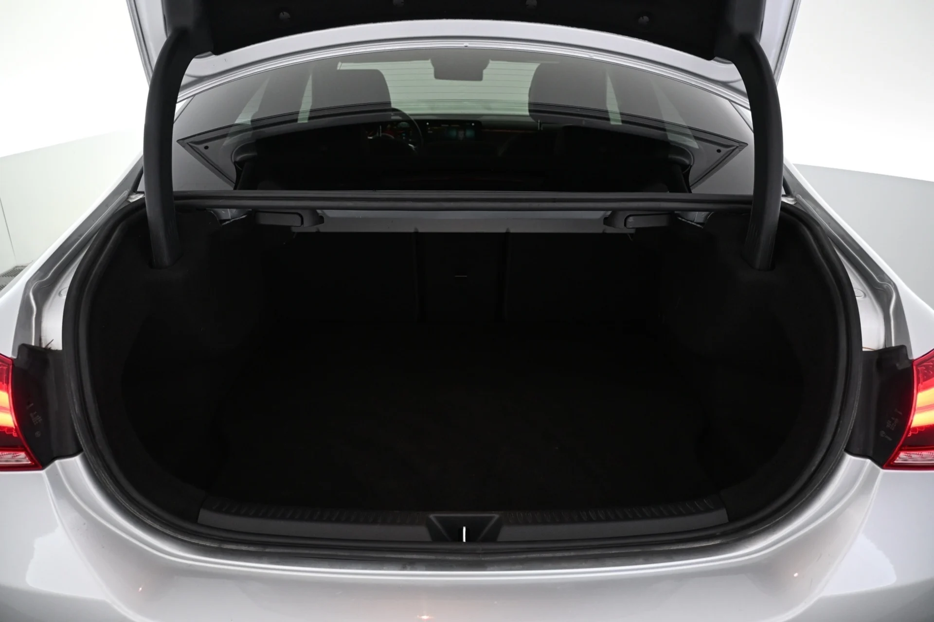 Car Image - 6OCb2r1HhRXv9CccbG1yZc