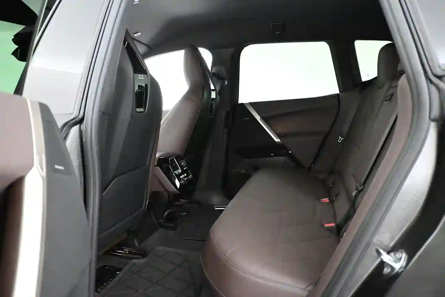 Car Image - 691eIaxDq35byf84DXfH5F