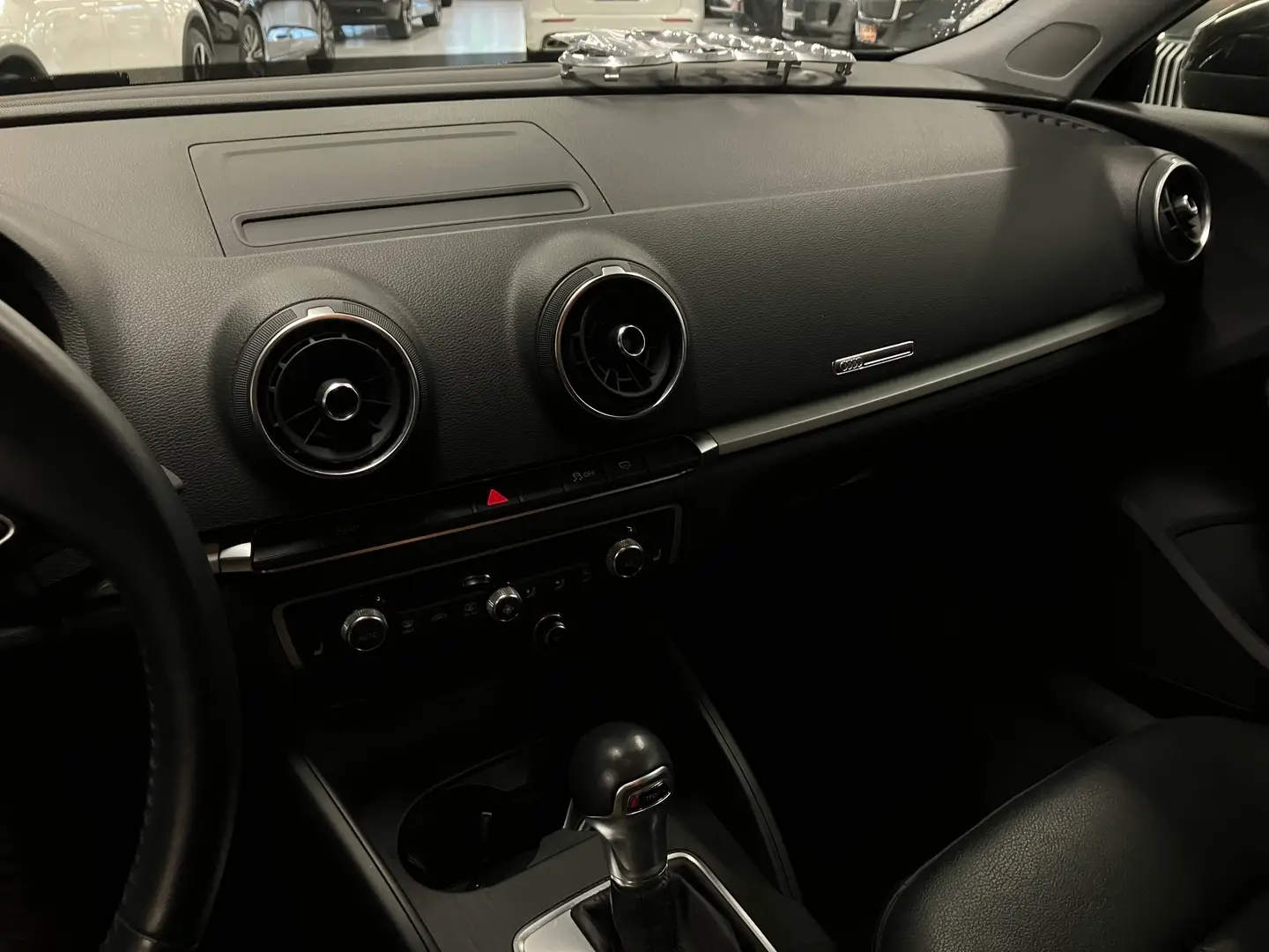 Car Image - 5ol048nfu8iIsw3NGYTTuf
