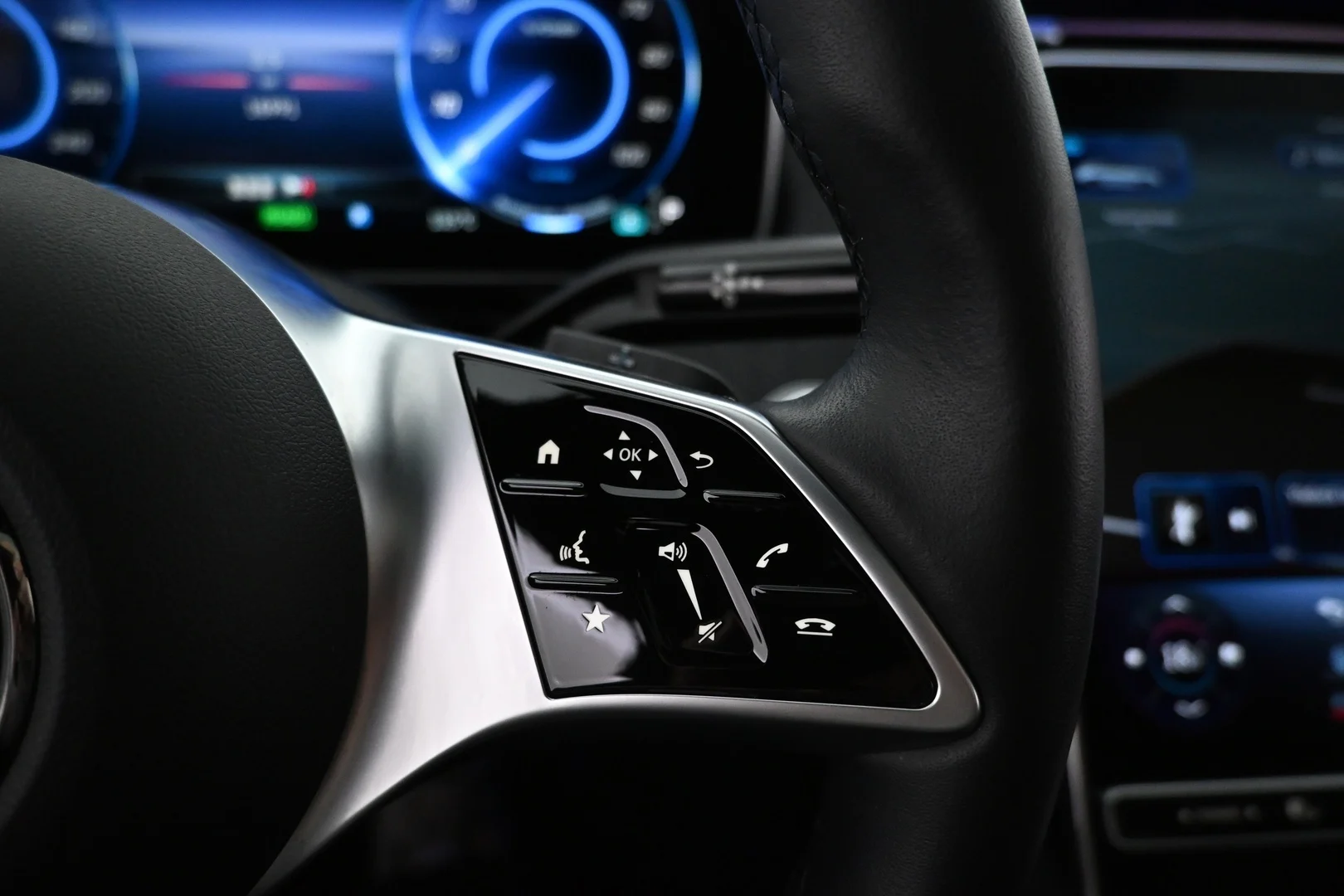 Car Image - 4qCFsJLHEQYdMk4gBM8ISd