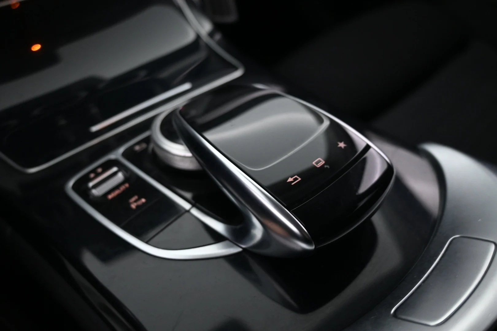 Car Image - 7EIWZH8T4AIq00V1zwe6Tp