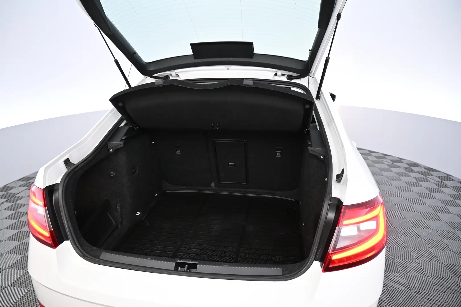 Car Image - 50XDz0X1WkifjD0N6DGGj4
