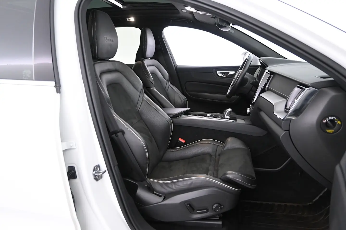 Car Image - 2yzWV51XqvpmKeDQhAbJEq