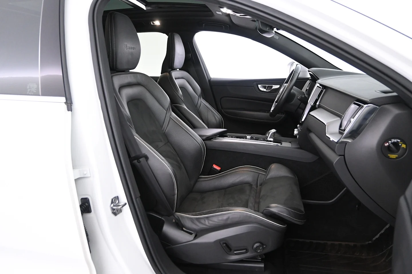 Car Image - 2yzWV51XqvpmKeDQhAbJEq