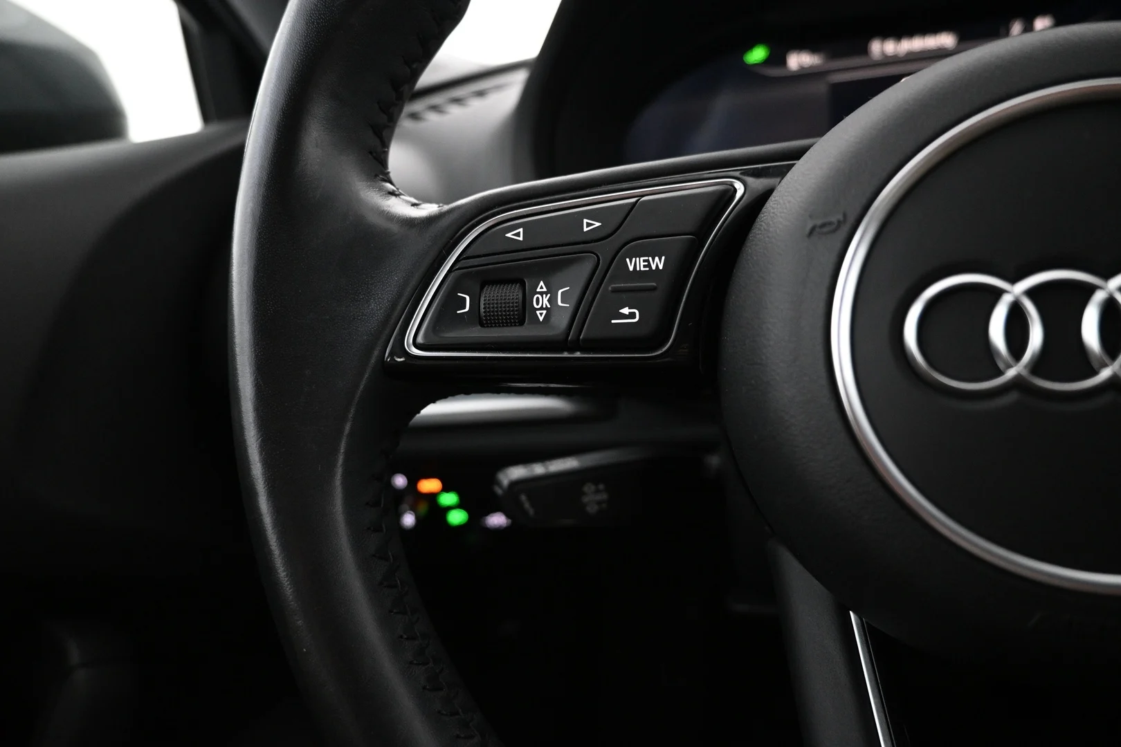 Car Image - 4Q2I3O1SQTlZPGtwA0slb2
